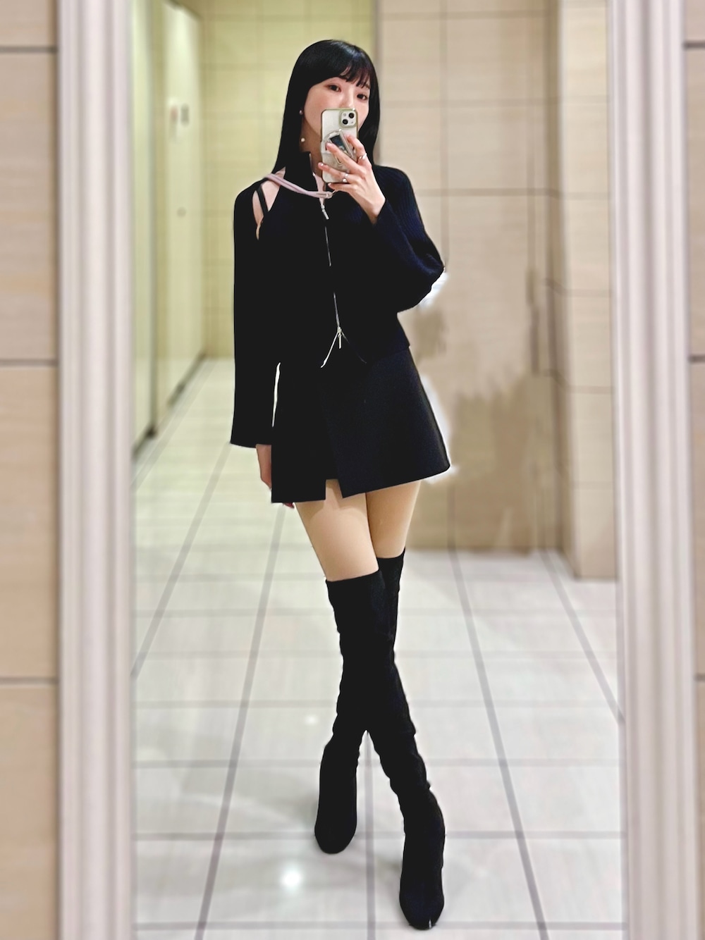 「オトナカワイイ、冬のコーデ、CHARLES＆KEITH、me+em select、ガーリー、オフショル、アンサンブル、ワントーンコーデ、お出かけコーデ、きれいめカジュアル、骨格ウェーブ、ヒールブーツ、ロングブーツ、ミニスカート」｜「Glam.DressLuxaのアイテム（アンサンブル、ブラック系）」を使った、相沢梨紗さん（骨格ウェーブ・レディース・161cm）の冬コーディネートの1枚目の写真