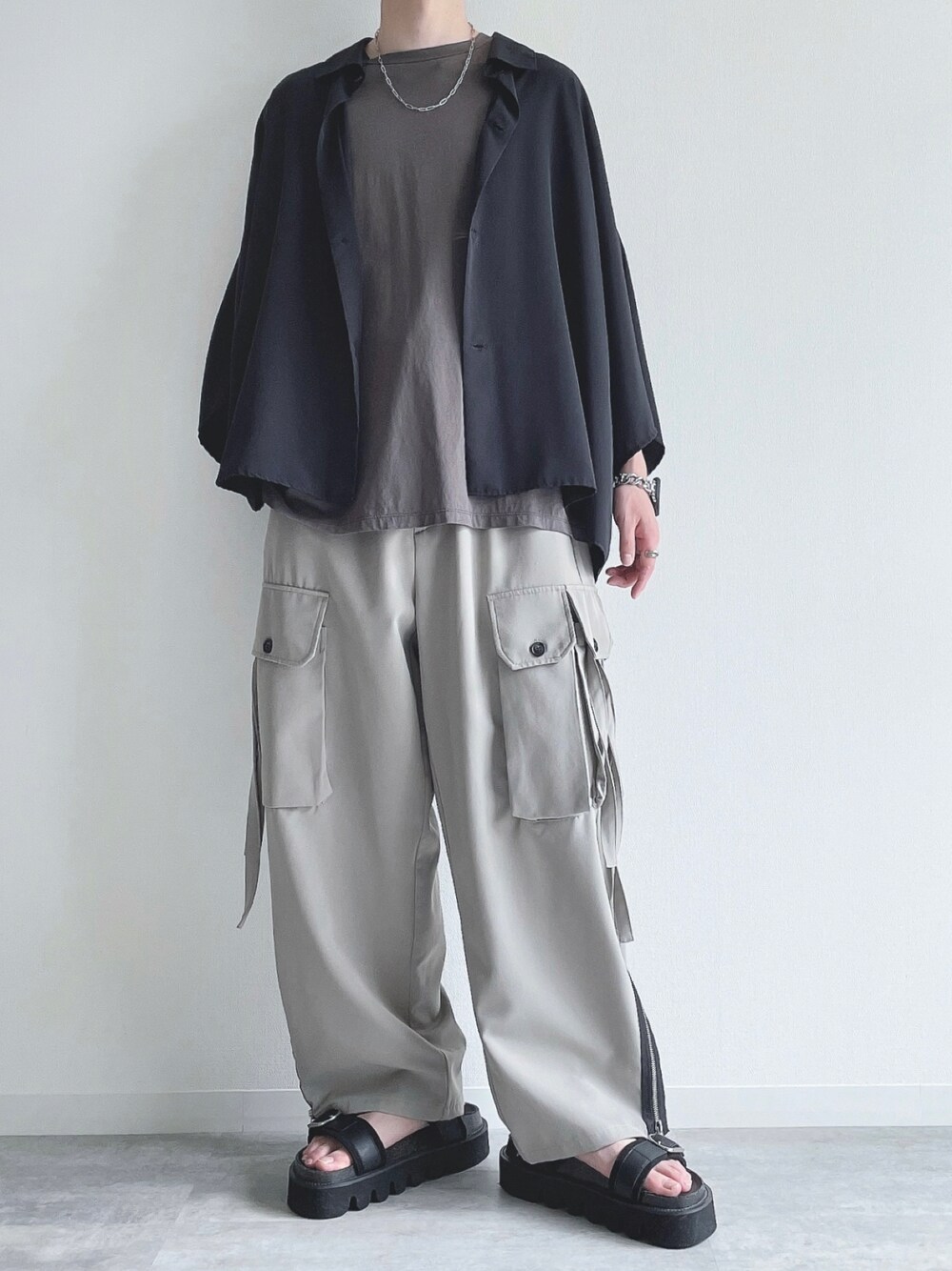 ブラック系のシャツ/ブラウス、グレー系のTシャツ/カットソー、グレー系のカーゴパンツを着用したメンズの夏コーディネートの1枚目の写真