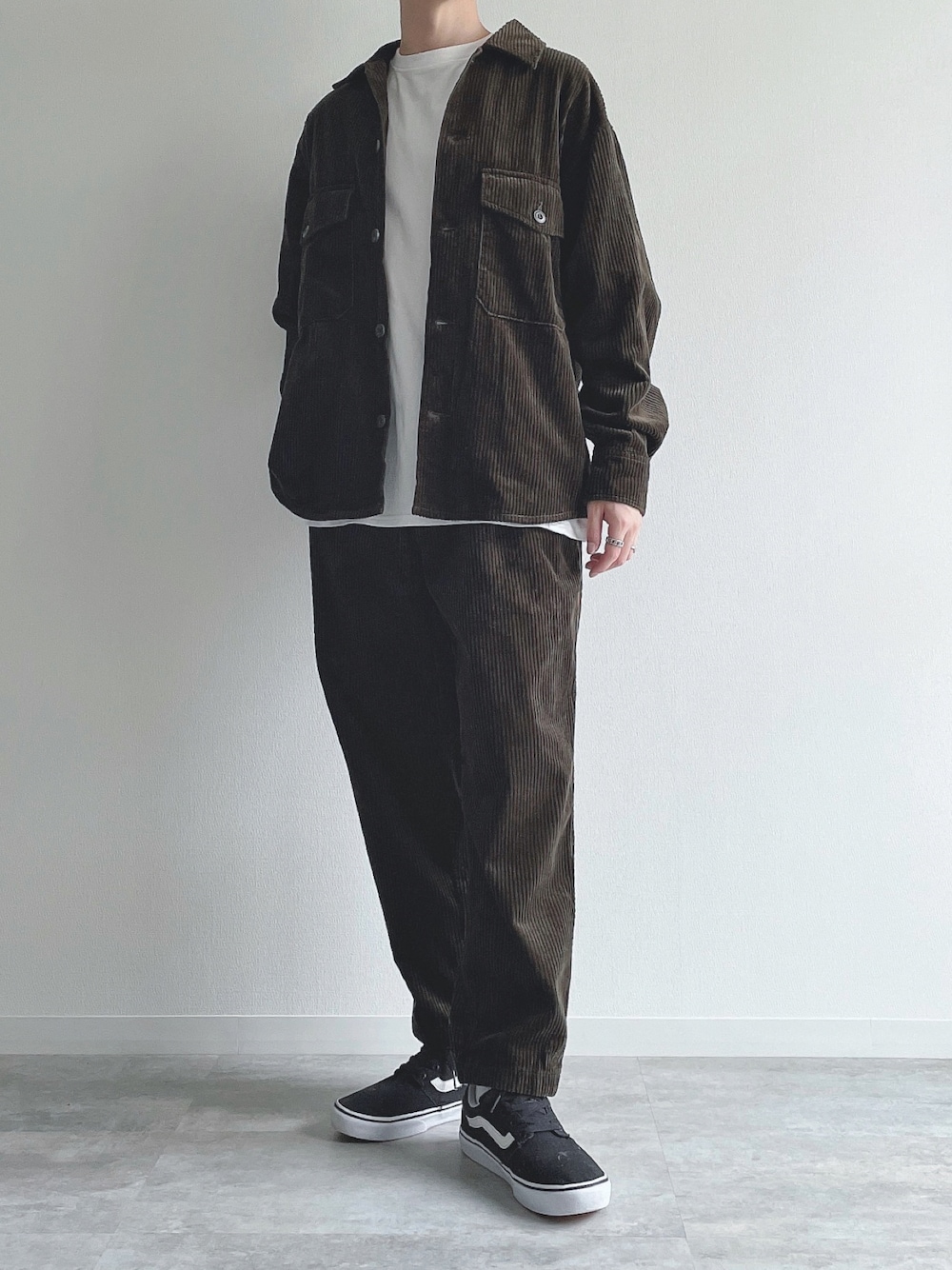 「オーバーサイズ、シンプルコーデ、セットアップ、コーデュロイ、秋コーデ、カーキ、おしゃれさんと繋がりたい、白Tシャツ、コーデュロイパンツ、スニーカー、カジュアル、GU、大人カジュアル、休日スタイル、シャツスタイル」｜「GUのアイテム（トップス、グリーン系）」を使った、KEITAさん（メンズ・170cm）の秋コーディネートの1枚目の写真