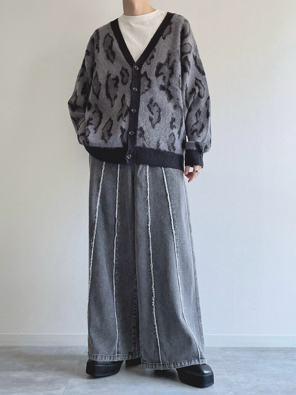 グレー系のカーディガン/ボレロ、ホワイト系のTシャツ/カットソー、グレー系のデニムパンツを着用したメンズの春コーディネートの1枚目の写真