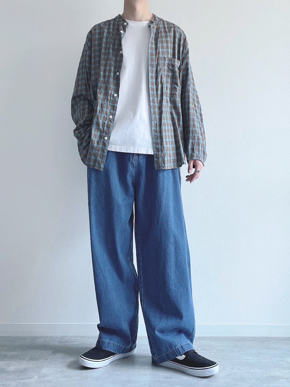 グリーン系のシャツ/ブラウス、ホワイト系のTシャツ/カットソー、ブルー系のデニムパンツを着用したメンズの春コーディネートの1枚目の写真