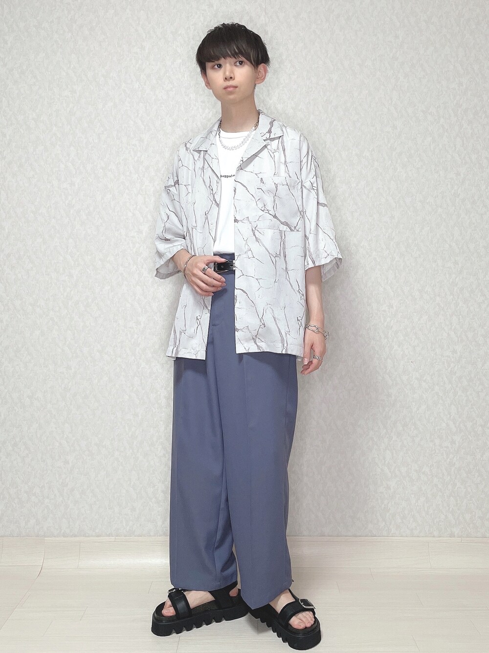 グレー系のシャツ/ブラウス、ホワイト系のTシャツ/カットソー、パープル系のスラックスを着用したメンズの夏コーディネートの1枚目の写真
