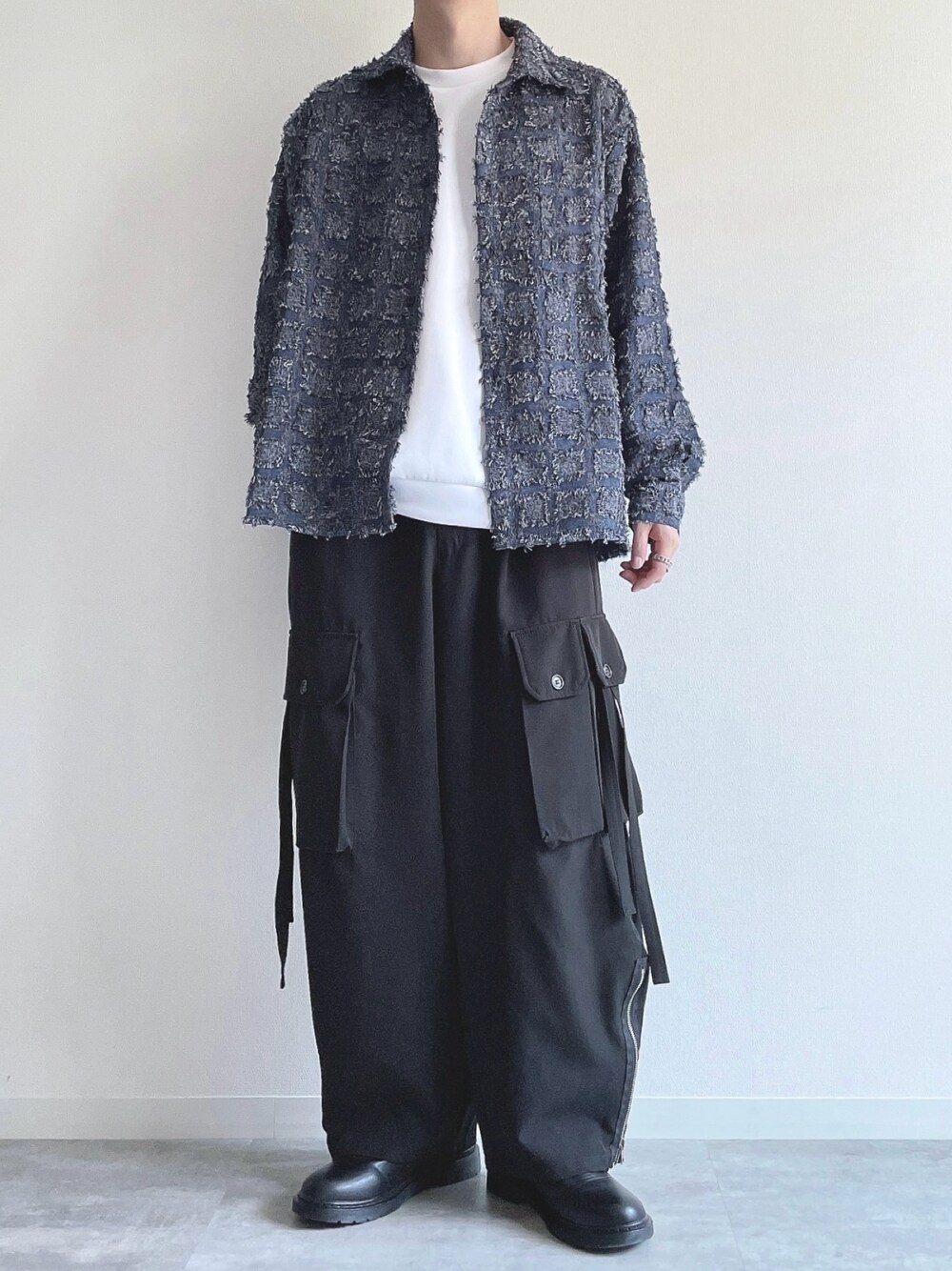 ブルー系のシャツ/ブラウス、ホワイト系のトップス、ブラック系のカーゴパンツを着用したメンズの春コーディネートの1枚目の写真