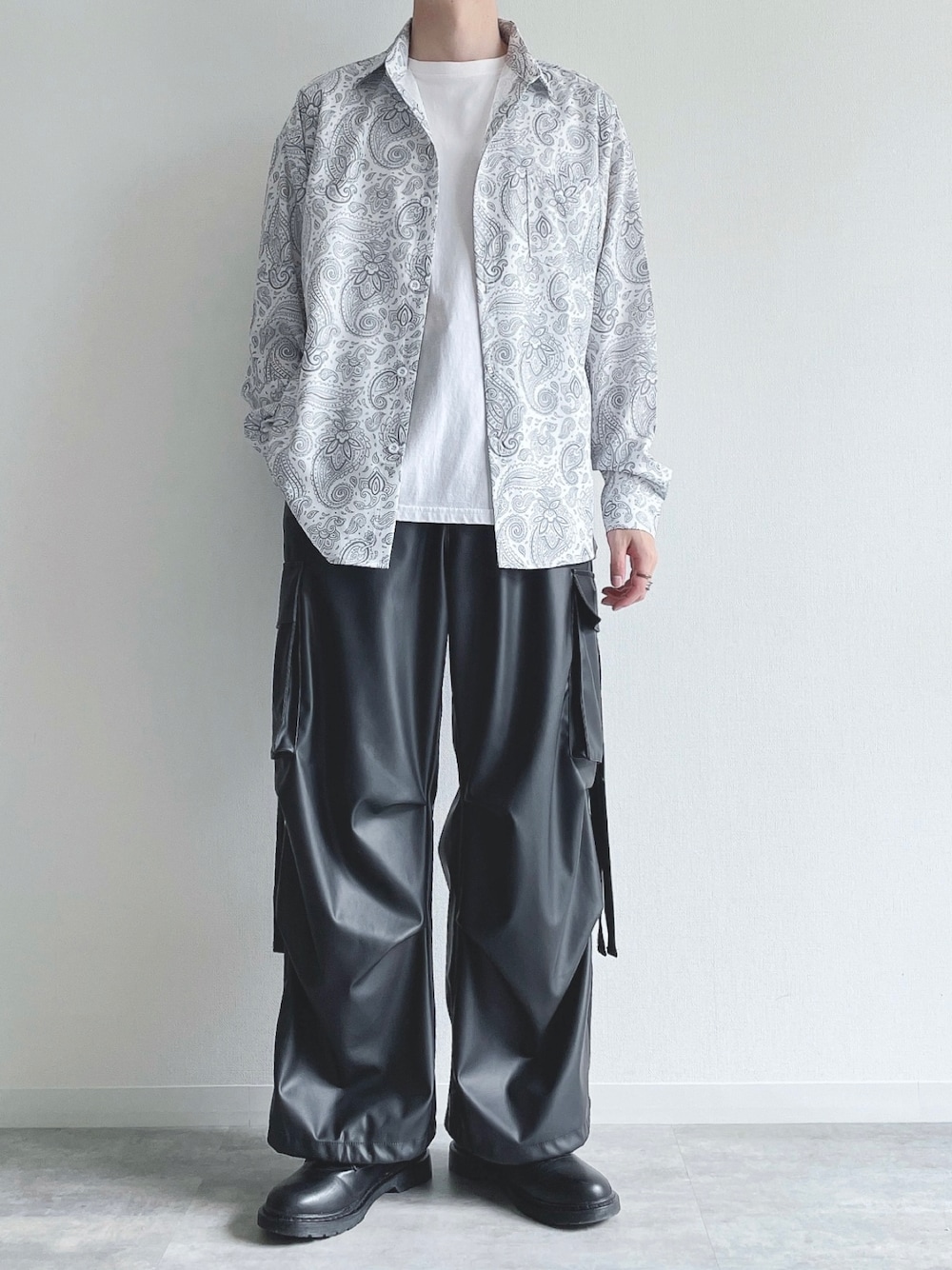 ホワイト系のシャツ/ブラウス、ホワイト系のTシャツ/カットソー、ブラック系のカーゴパンツを着用したメンズの秋コーディネートの1枚目の写真