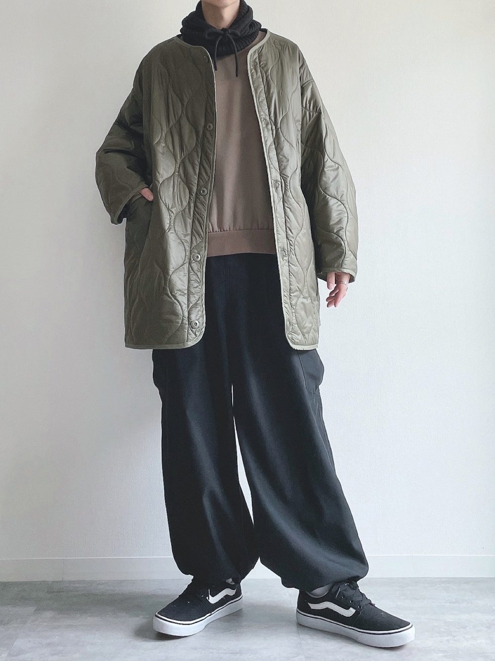 グリーン系のノーカラージャケット、ブラウン系のスウェット、ブラック系のその他パンツを着用したメンズの冬コーディネートの1枚目の写真