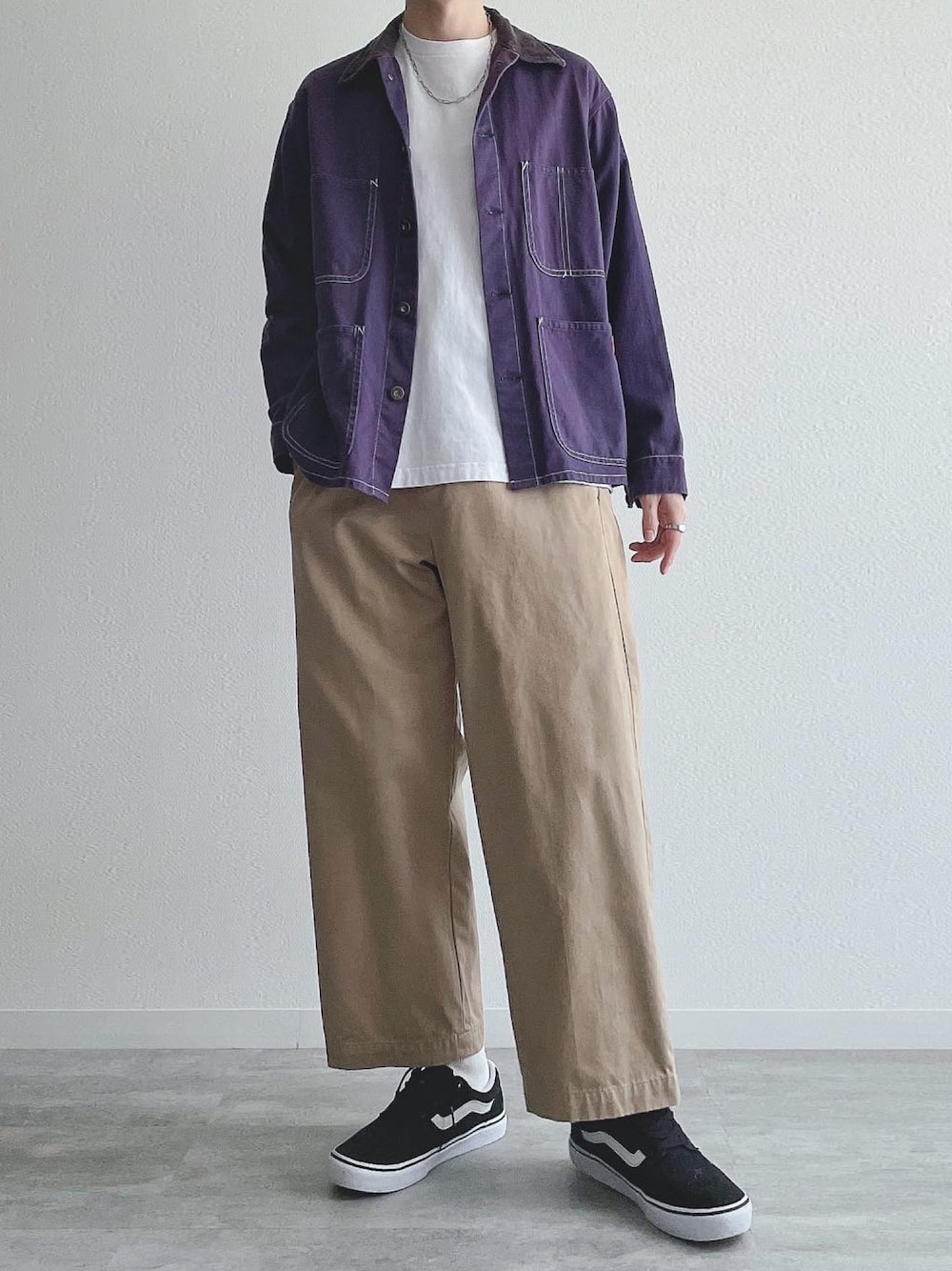 パープル系のカバーオール、ホワイト系のTシャツ/カットソー、ベージュ系のその他パンツを着用したメンズの秋コーディネートの1枚目の写真