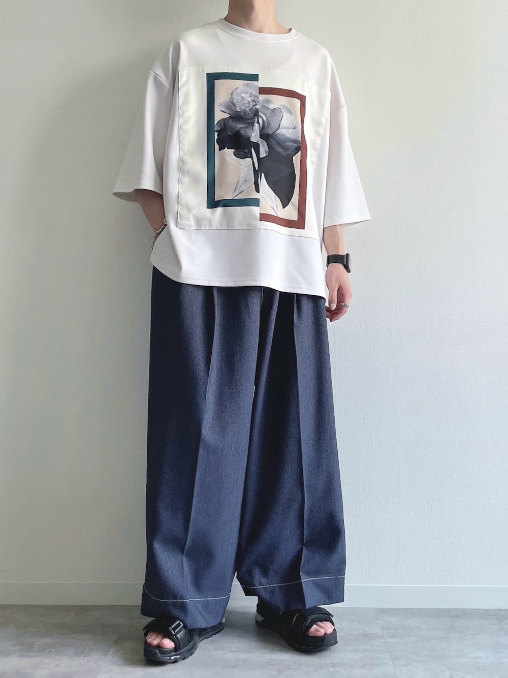 ホワイト系のTシャツ/カットソー、ブルー系のデニムパンツ、ブラック系のシューズを着用したメンズの夏コーディネートの1枚目の写真