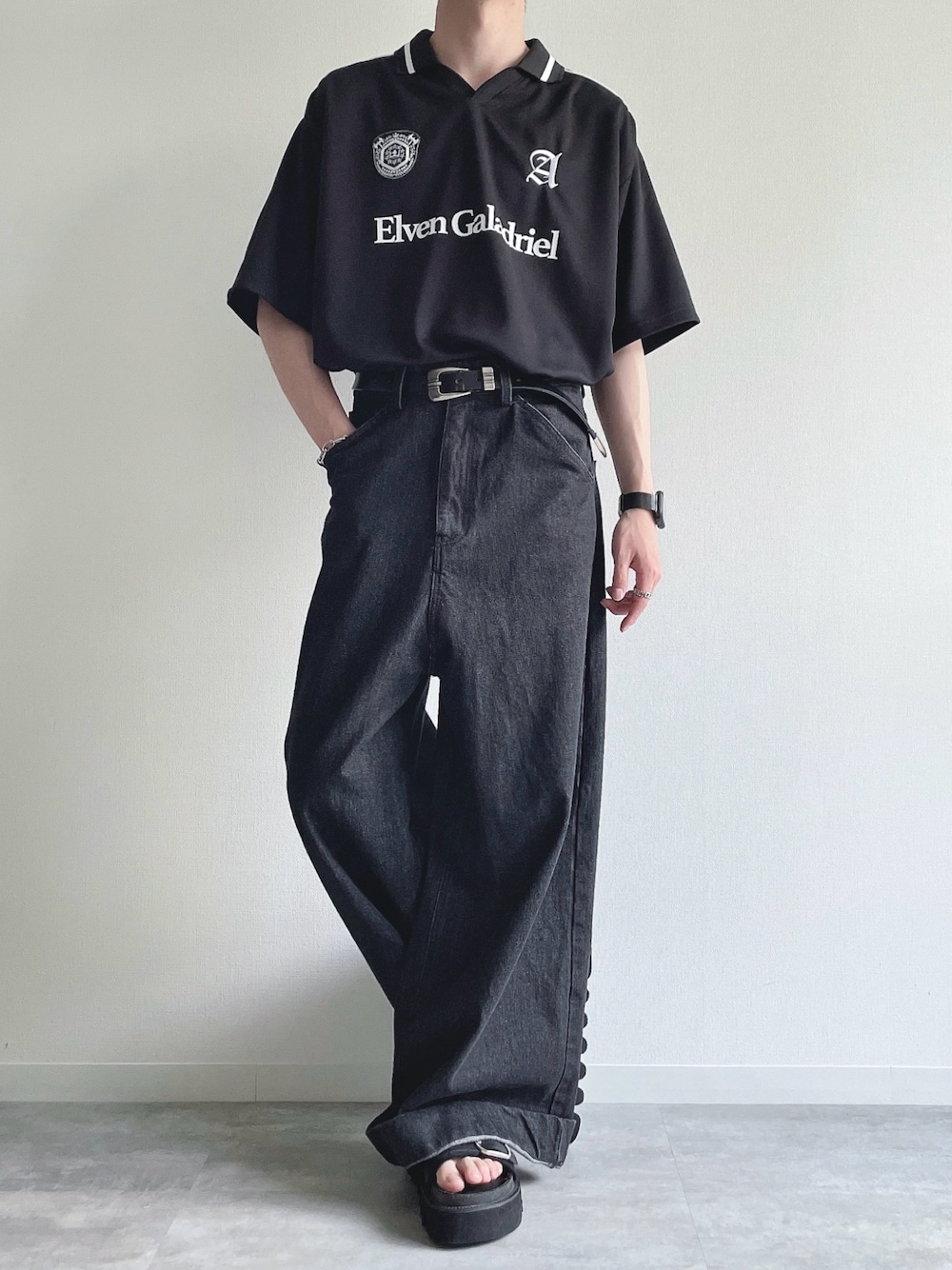 「夏コーデ、タックイン、モノトーン、韓国ファッション、きれいめカジュアル、ストリート、お出かけコーデ、テーマパークコーデ、デニム、ブラックコーデ、ゲームシャツ、ポロシャツ、デニムパンツ、ワイドパンツ、サンダル」｜「Alfred Alexの【Alfred Alex】ハニカムメッシュ ビッグゲームシャツ/サッカーシャツ（Tシャツ/カットソー、ブラック系）」を使った、KEITAさん（メンズ・170cm）の夏コーディネートの1枚目の写真