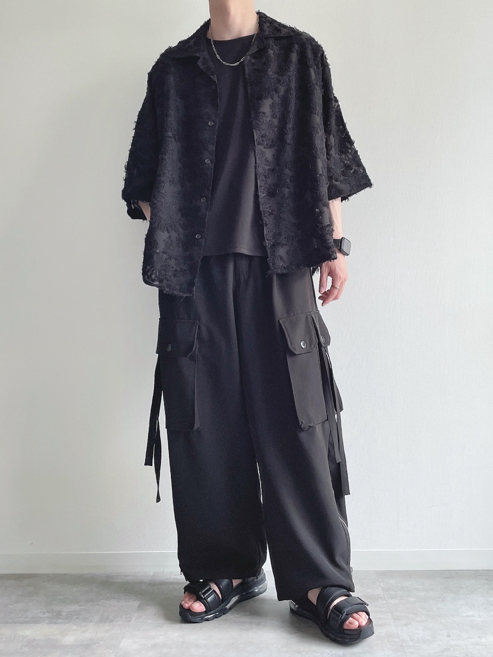 ブラック系のシャツ/ブラウス、ブラック系のTシャツ/カットソー、ブラック系のカーゴパンツを着用したメンズの春コーディネートの1枚目の写真