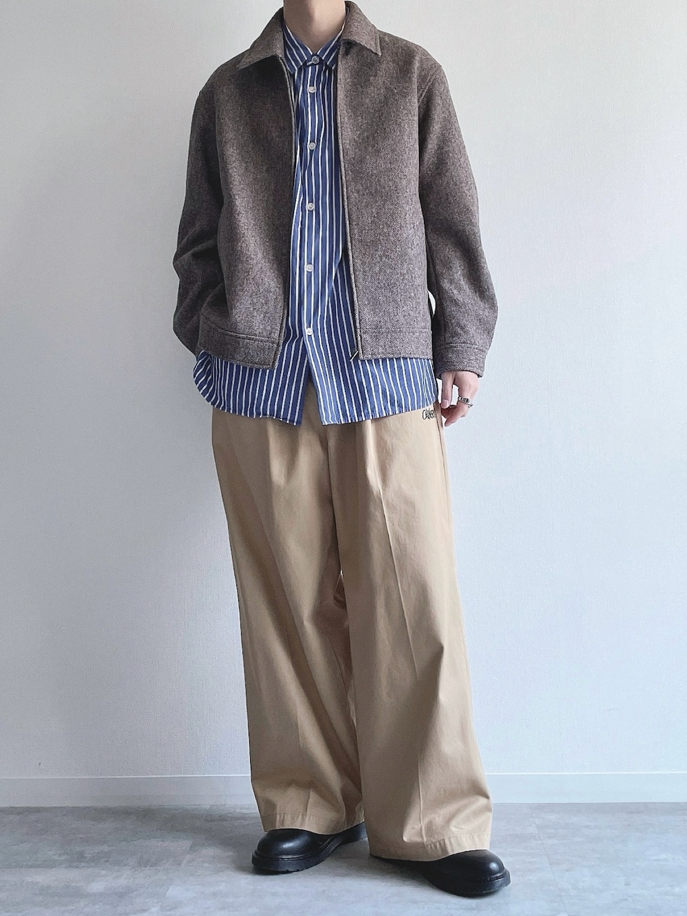 ベージュ系のジャケット/アウター、ブルー系のシャツ/ブラウス、ベージュ系のチノパンツを着用したメンズの冬コーディネートの1枚目の写真