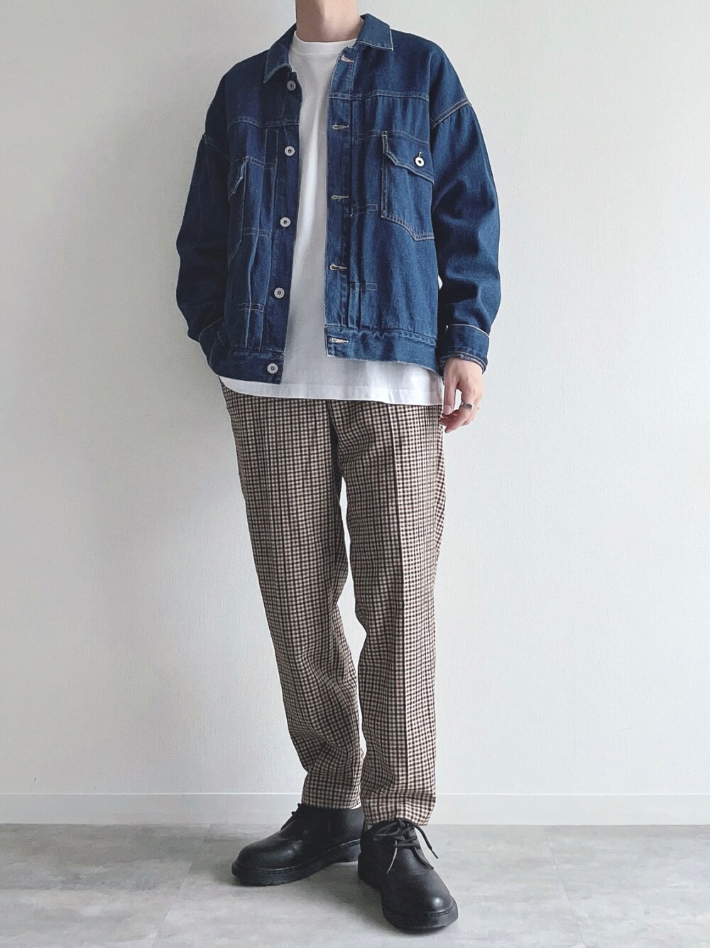 ブルー系のジャケット/アウター、ホワイト系のTシャツ/カットソー、ブラウン系のスラックスを着用したメンズの秋コーディネートの1枚目の写真