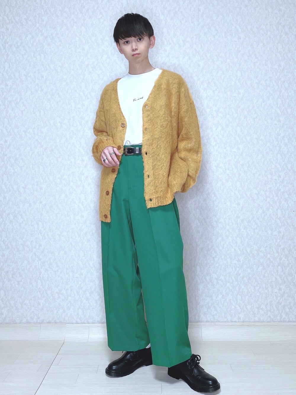 「春ニット、はじめましてコーデ、おしゃれさんと繋がりたい、ゆるコーデ、キレイめ、カーディガン、ニット、イエロー、グリーン、タックイン、ロゴT、ロンT、カラーパンツ、ワイドパンツ、革靴」｜「WEGOのWEGO/モヘアライクBIGカーディガン（カーディガン/ボレロ、イエロー系）」を使った、KEITAさん（メンズ・170cm）の春コーディネートの1枚目の写真