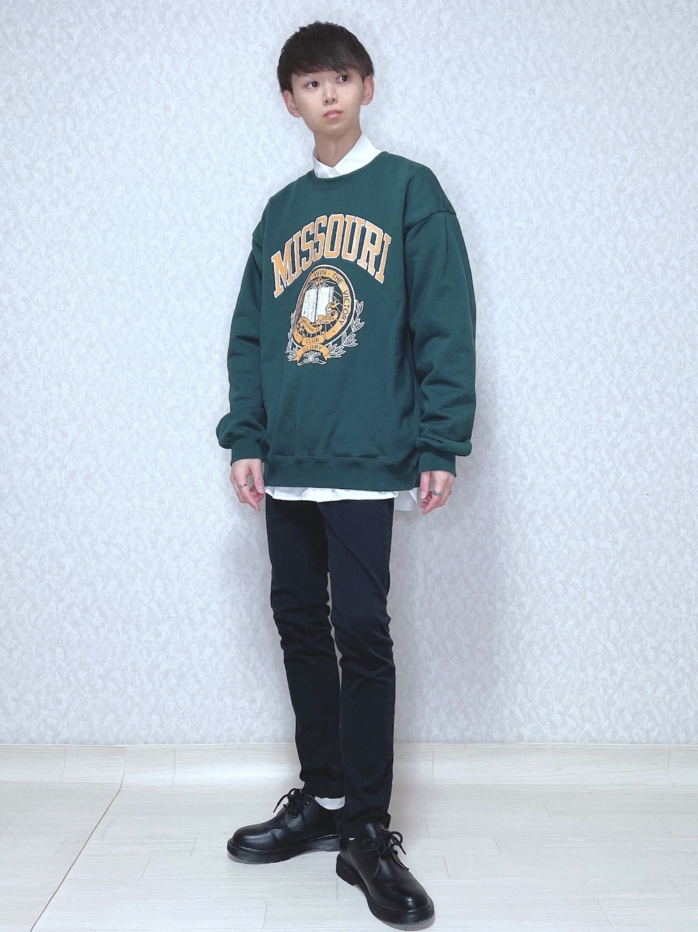 グリーン系のTシャツ/カットソー、ホワイト系のシャツ/ブラウス、ブラック系のパンツを着用したメンズの冬コーディネートの1枚目の写真