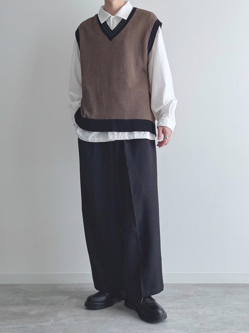 「休日スタイル、シンプル、おしゃれさんと繋がりたい、秋服準備はじめました、ゆるコーデ、レイヤードスタイル、キレイめ、大人コーデ、ニットベスト、シャツスタイル、シャツ、ワイドパンツ、革靴、ベスト、韓国ファッション」｜「GUのアイテム（トップス、ブラウン系）」を使った、KEITAさん（メンズ・170cm）の秋コーディネートの1枚目の写真