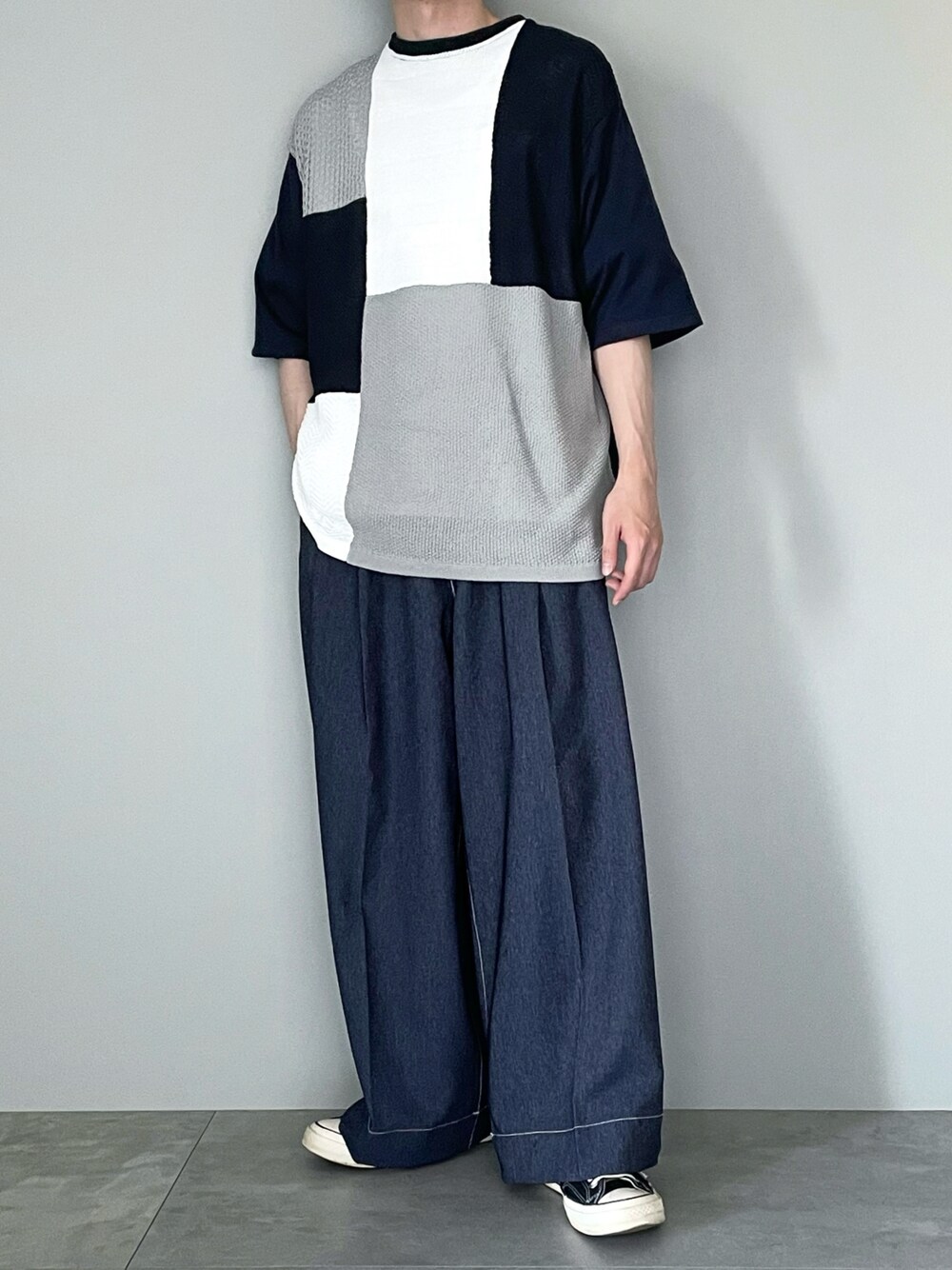 ブルー系のTシャツ/カットソー、ブルー系のデニムパンツ、ブラック系のスニーカーを着用したメンズの夏コーディネートの1枚目の写真