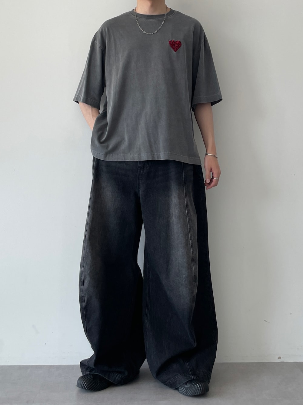 ブラック系のTシャツ/カットソー、ブラック系のデニムパンツ、ブラック系のスニーカーを着用したメンズの夏コーディネートの1枚目の写真