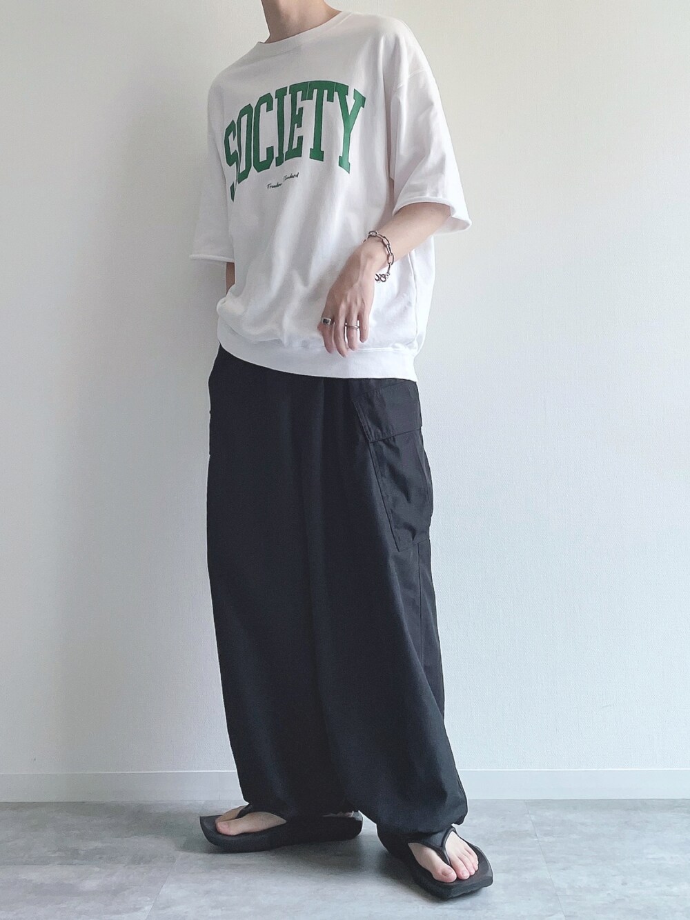 ホワイト系のTシャツ/カットソー、ブラック系のその他パンツ、ブラック系のサンダルを着用したメンズの夏コーディネートの1枚目の写真