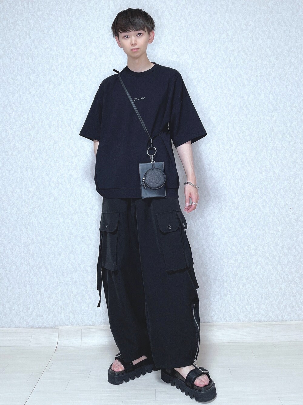 ブラック系のTシャツ/カットソー、ブラック系のカーゴパンツ、ブラック系のサンダルを着用したメンズの夏コーディネートの1枚目の写真