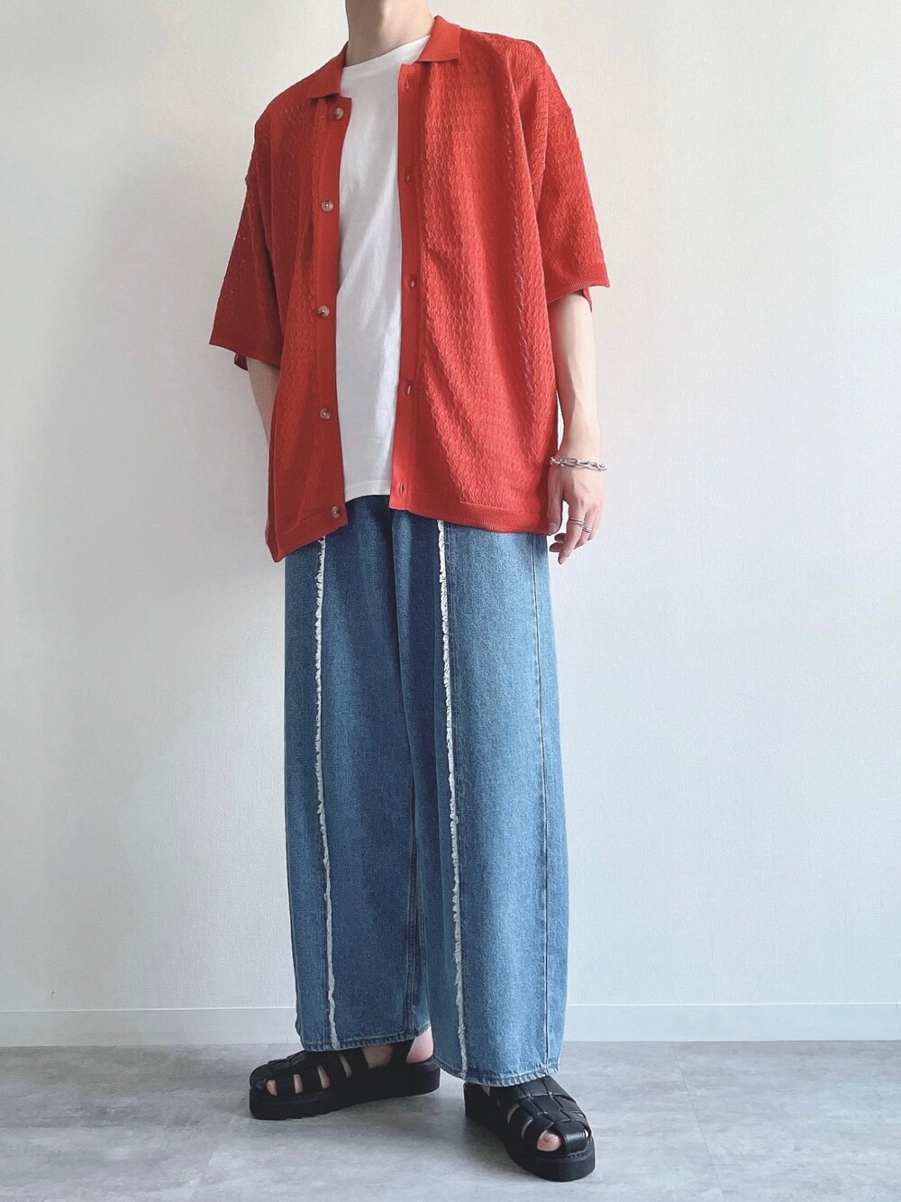 オレンジ系のシャツ/ブラウス、ホワイト系のタンクトップ、ブルー系のデニムパンツを着用したメンズの夏コーディネートの1枚目の写真