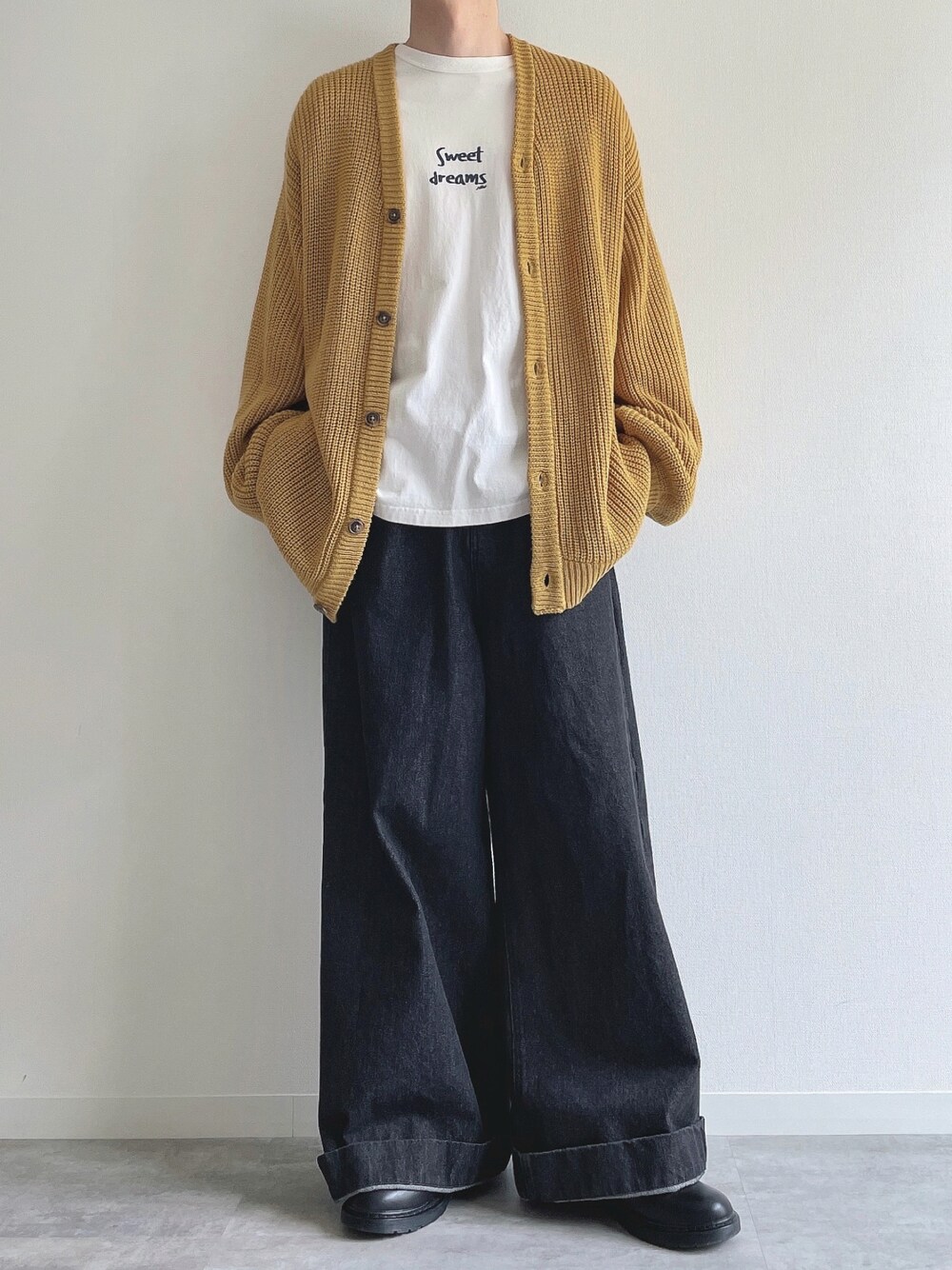 イエロー系のカーディガン/ボレロ、ホワイト系のTシャツ/カットソー、ブラック系のデニムパンツを着用したメンズの春コーディネートの1枚目の写真