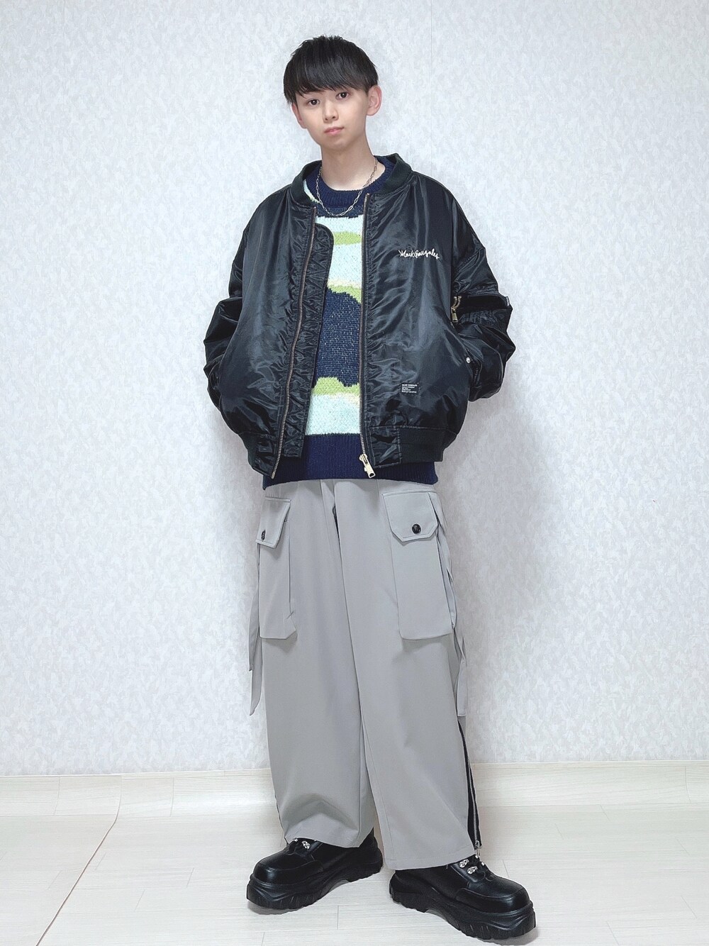「おしゃれさんと繋がりたい、ストリートコーデ、ゆるコーデ、MA-1、ニット、カモフラ、カーゴパンツ、ワイドパンツ、スニーカー、冬コーデ、くすみカラー、ニットコーデ、ダッドスニーカー、大人カジュアル、着回しコーデ」｜「Mark GonzalesのMark Gonzales DETACHABLE HOODED MA-1(HD)（MA-1、ブラック系）」を使った、KEITAさん（メンズ・170cm）の冬コーディネートの1枚目の写真