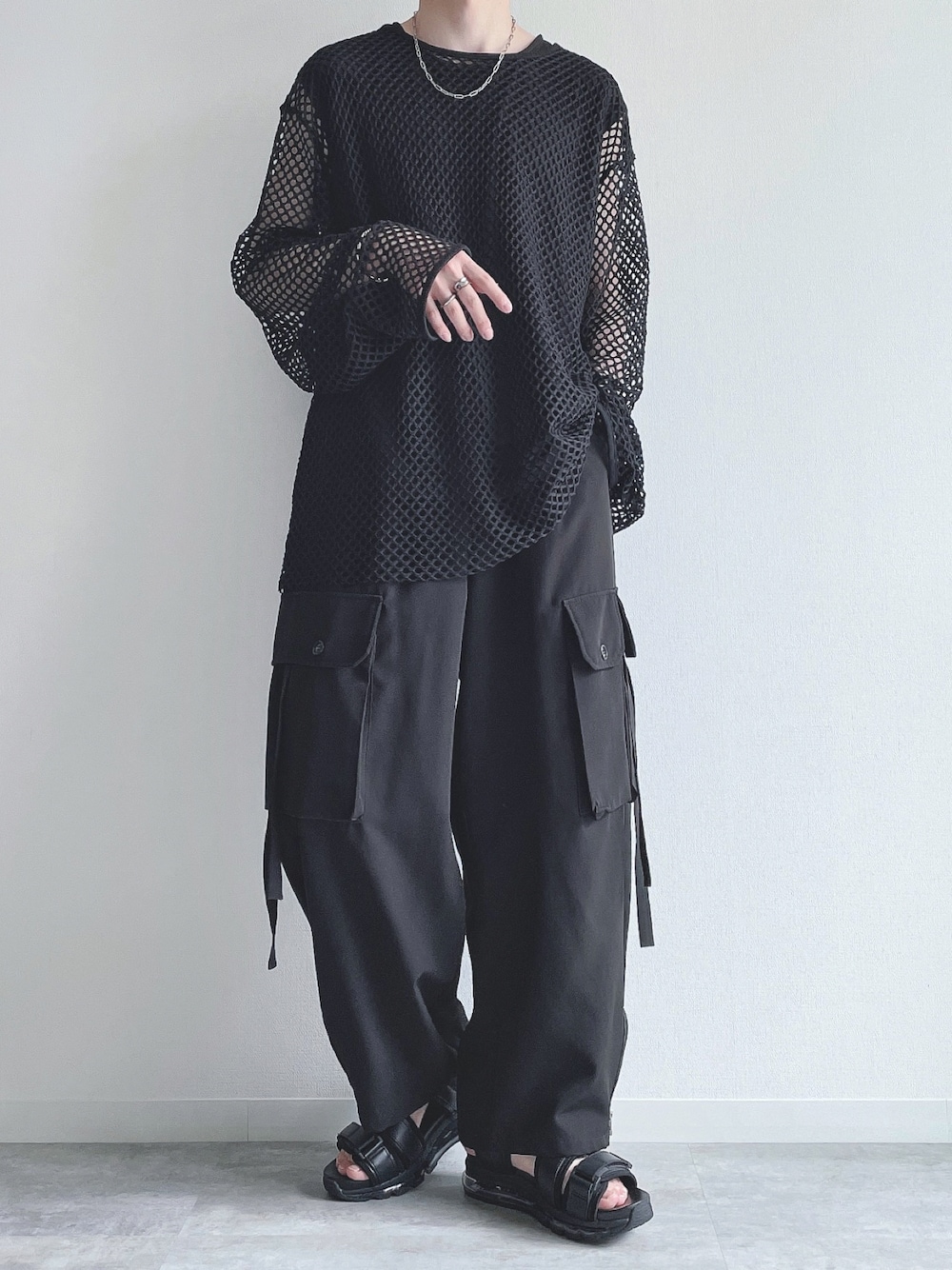 ブラック系のTシャツ/カットソー、ブラック系のTシャツ/カットソー、ブラック系のカーゴパンツを着用したメンズの夏コーディネートの1枚目の写真