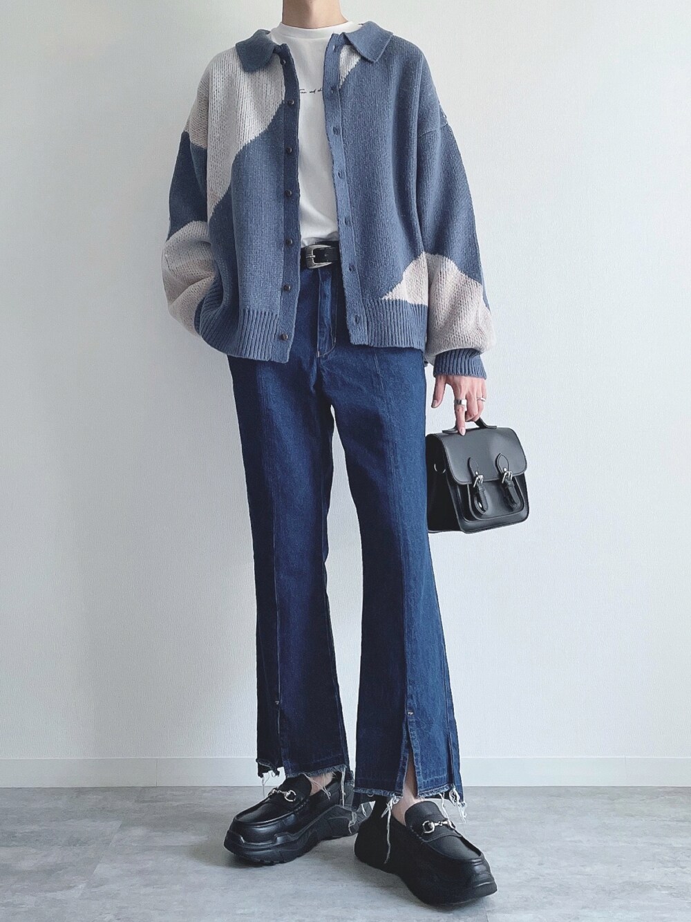 「WEARハロウィン2022、デニム、冬コーデ、ワントーンコーデ、ブルー、ニット、ニットコーデ、ロンT、フレアデニム、フレアパンツ、ローファー、きれいめカジュアル、大人カジュアル、ショルダーバッグ、スクエアバッグ」｜「epnokのアシンメトリールーズニットシャツ（カーディガン/ボレロ、ブルー系）」を使った、KEITAさん（メンズ・170cm）の秋コーディネートの1枚目の写真
