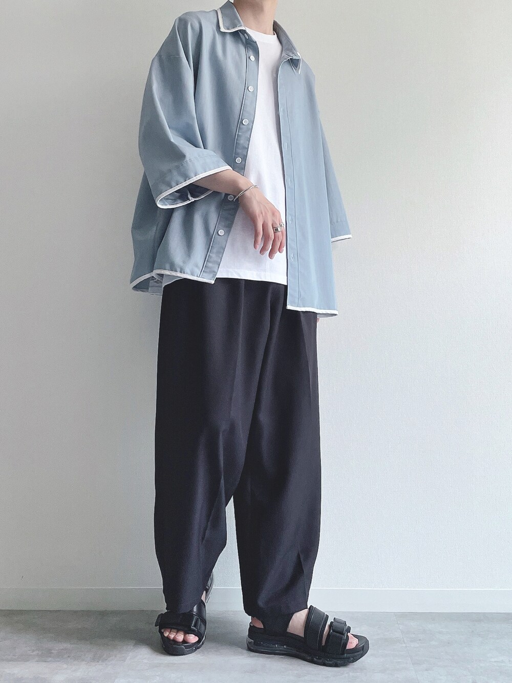 ブルー系のシャツ/ブラウス、ホワイト系のTシャツ/カットソー、ブラック系のスラックスを着用したメンズの夏コーディネートの1枚目の写真