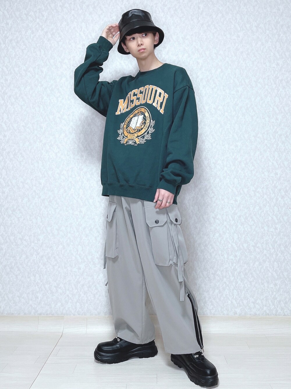 グリーン系のTシャツ/カットソー、グレー系のカーゴパンツ、ブラック系のスニーカーを着用したメンズの冬コーディネートの1枚目の写真