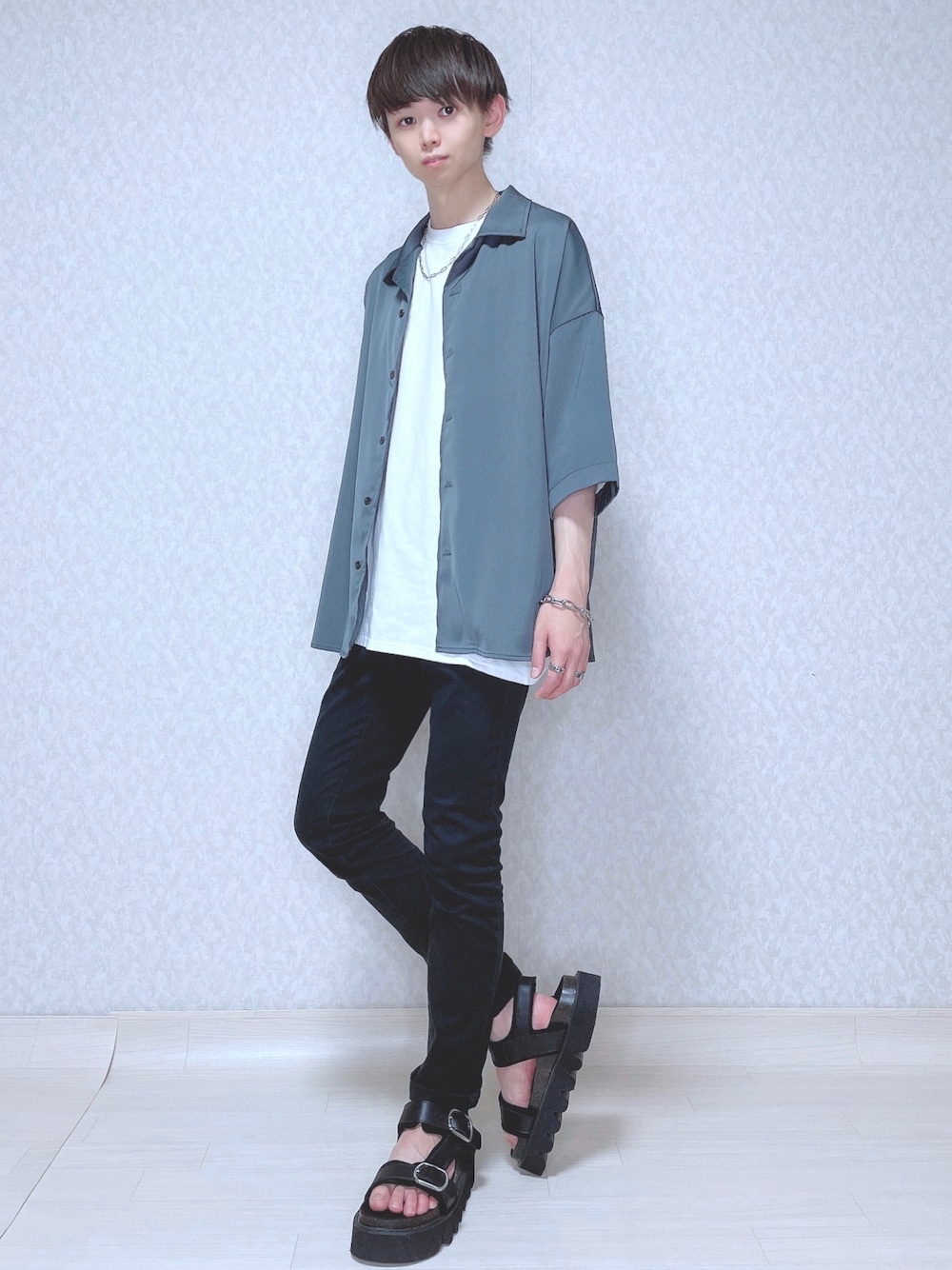 グレー系のシャツ/ブラウス、ホワイト系のTシャツ/カットソー、ブラック系のパンツを着用したメンズの夏コーディネートの1枚目の写真