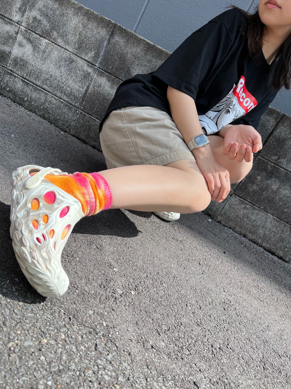 「アウトドアスタイル、アウトドア、江口寿史、Tシャツ、ハーフパンツ、merrell、ジャングルモック、靴下 × サンダル、Tシャツスタイル、ストリート」｜「RECORDひばりくんのアイテム（Tシャツ/カットソー、ブラック系）」を使った、zakiさん（レディース・153cm）の夏コーディネートの1枚目の写真