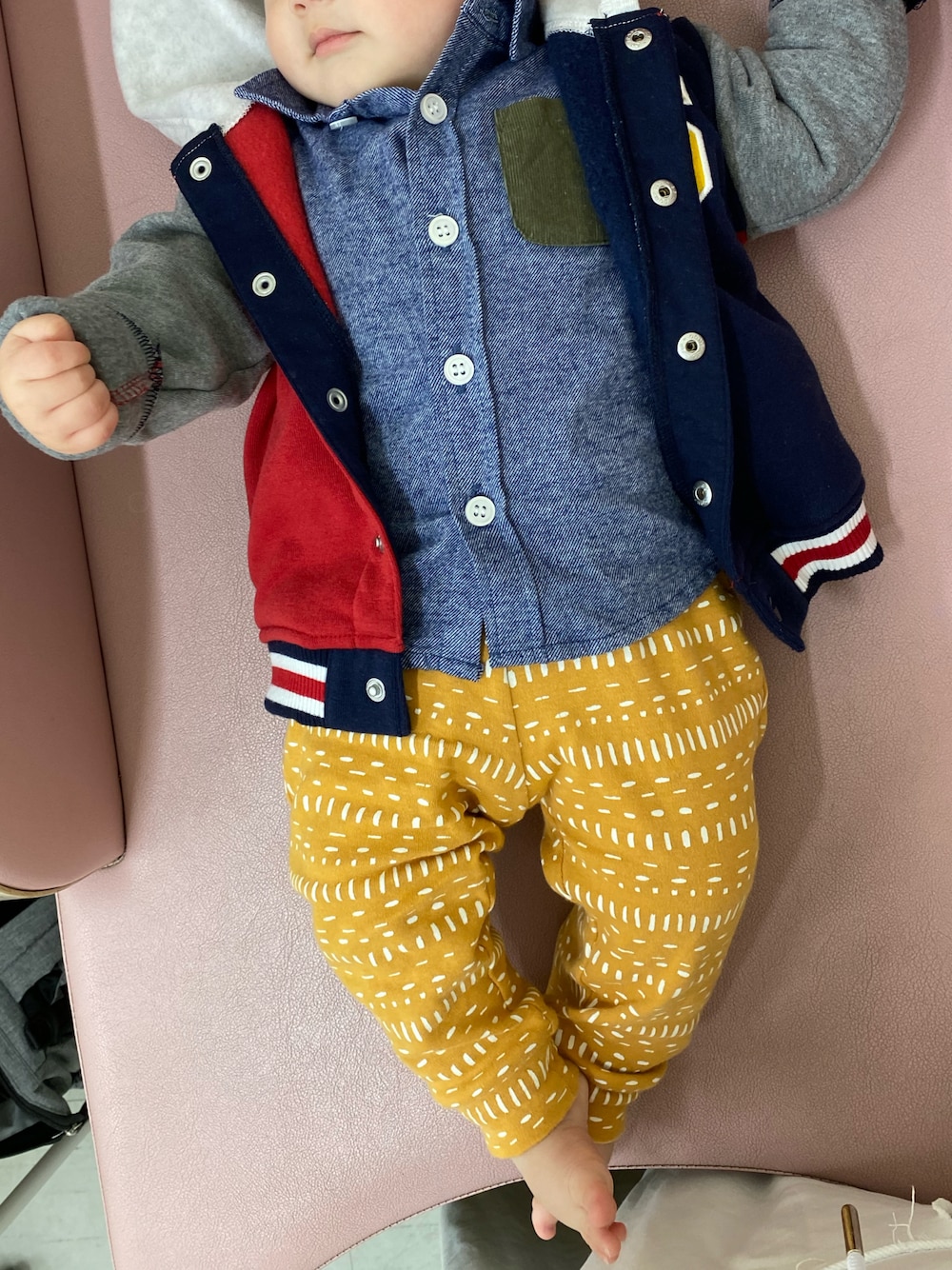 「春、ベビーコーデ、赤ちゃん、costco、西松屋、柄パンツ、シャツ」｜「Costcoのアイテム（その他ベビーウェア、イエロー系）」を使った、Wankoさん（レディース・147cm）の春コーディネートの1枚目の写真