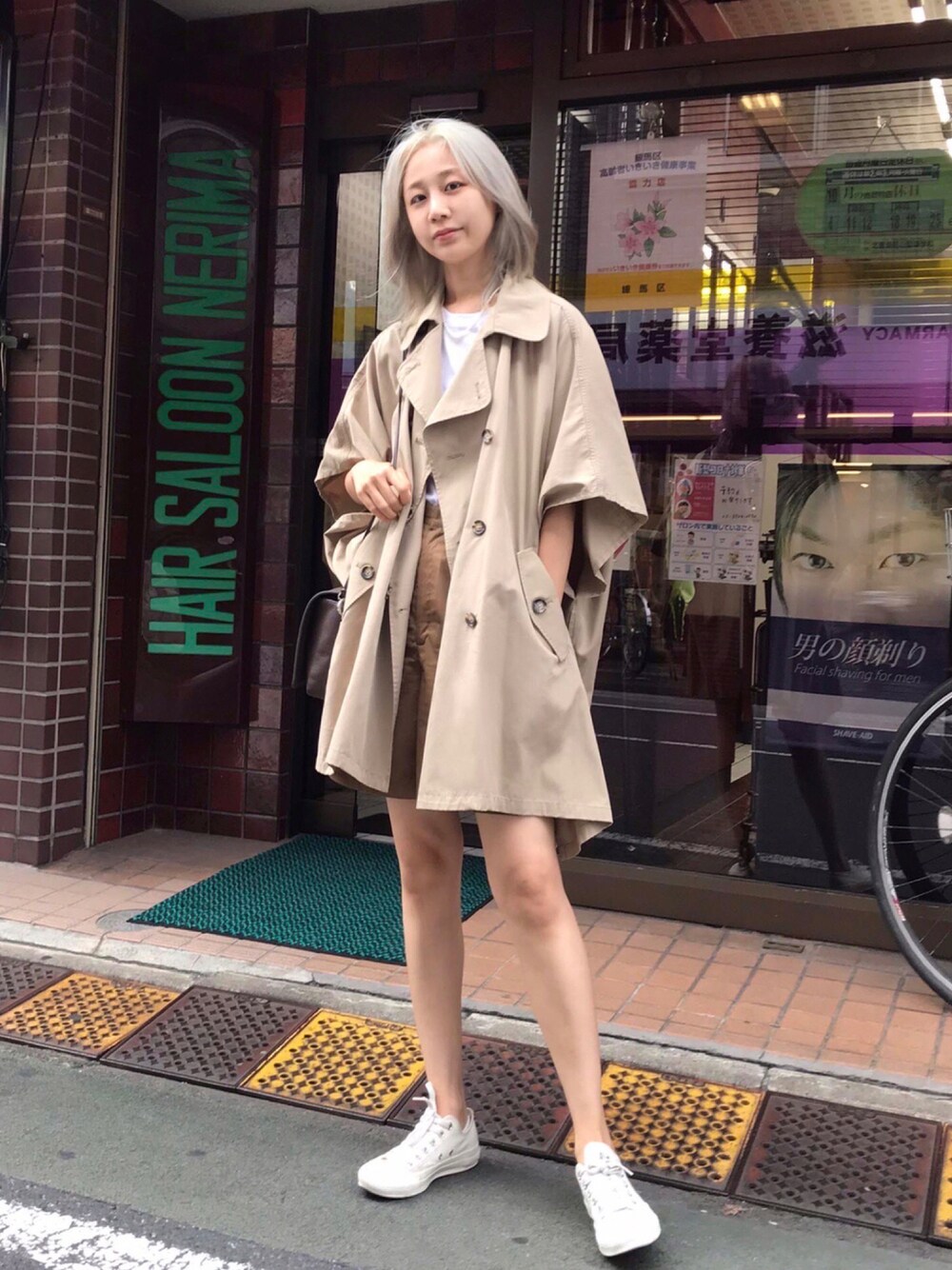 「コンバース、トレンチコート、ポンチョ、ハーフパンツ、白スニーカー、古着MIX、ローリーズファーム(LOWRYS FARM)、ボリューム袖、wearhalloween2021、ZOZOブランドディレクター発掘企画」｜「LOWRYS FARMのポンチョトレンチ　925627（ポンチョ、ベージュ系）」を使った、혜빈（ヘビン）さん（レディース・165cm）の秋コーディネートの1枚目の写真