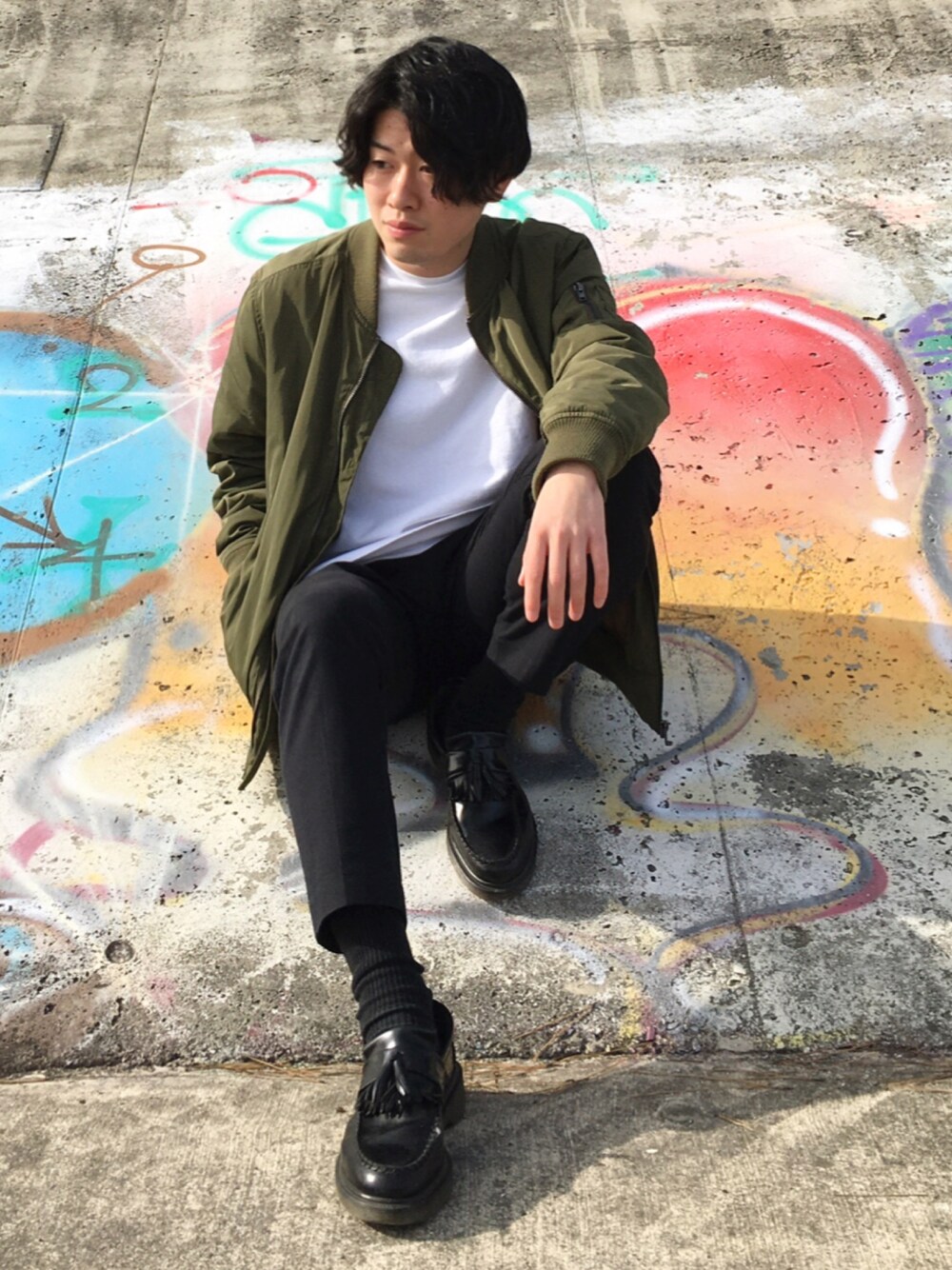 ブラック系のその他シューズ、ブラック系のアナログ腕時計を着用したメンズの冬コーディネートの1枚目の写真