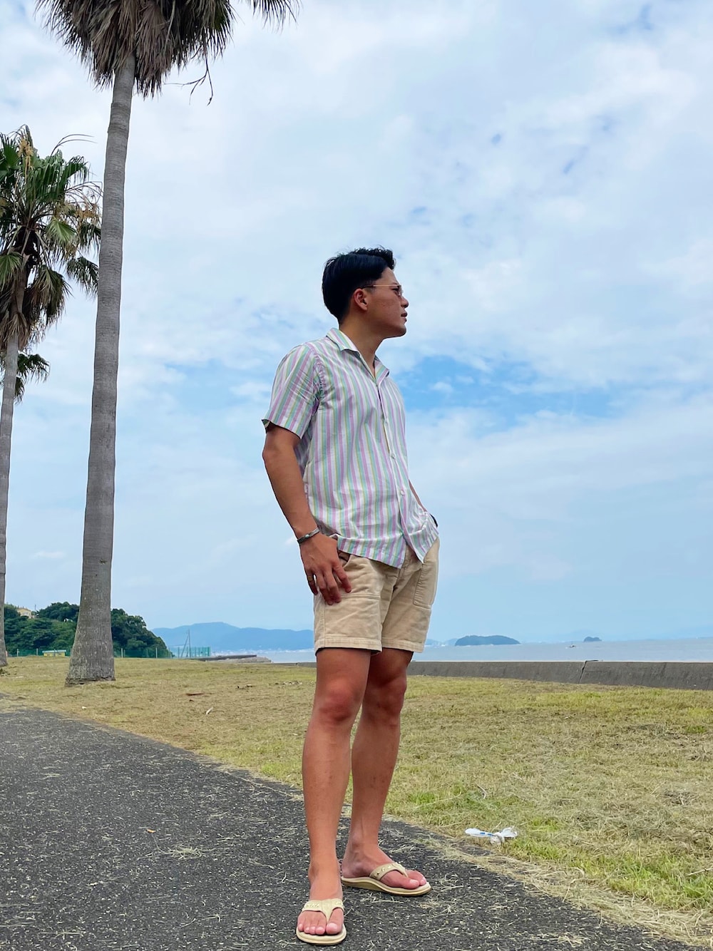 「真夏のアクティブスタイル、お洒落さんとつながりたい、きれいめカジュアル、夏コーデ、海、サンダル、ハーフパンツ、柄シャツ」｜「CMMN SWDNのアイテム（シャツ/ブラウス、ブルー系）」を使った、takahiroさん（メンズ・170cm）の夏コーディネートの1枚目の写真