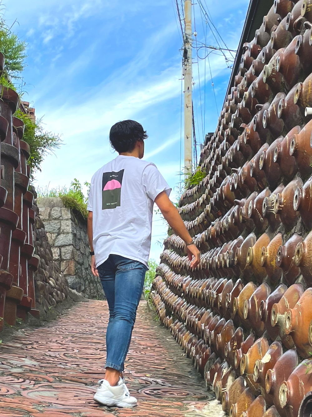「カジュアルコーデ、シンプル、Tシャツ/カットソー、白ティー、デニム、デニムパンツ、白スニーカー、ホワイト、サーフ、オトナカジュアル」｜「Saturdays NYCのWashed Half Moon Bay SS Shirt（Tシャツ/カットソー、ホワイト系）」を使った、takahiroさん（メンズ・170cm）の夏コーディネートの1枚目の写真