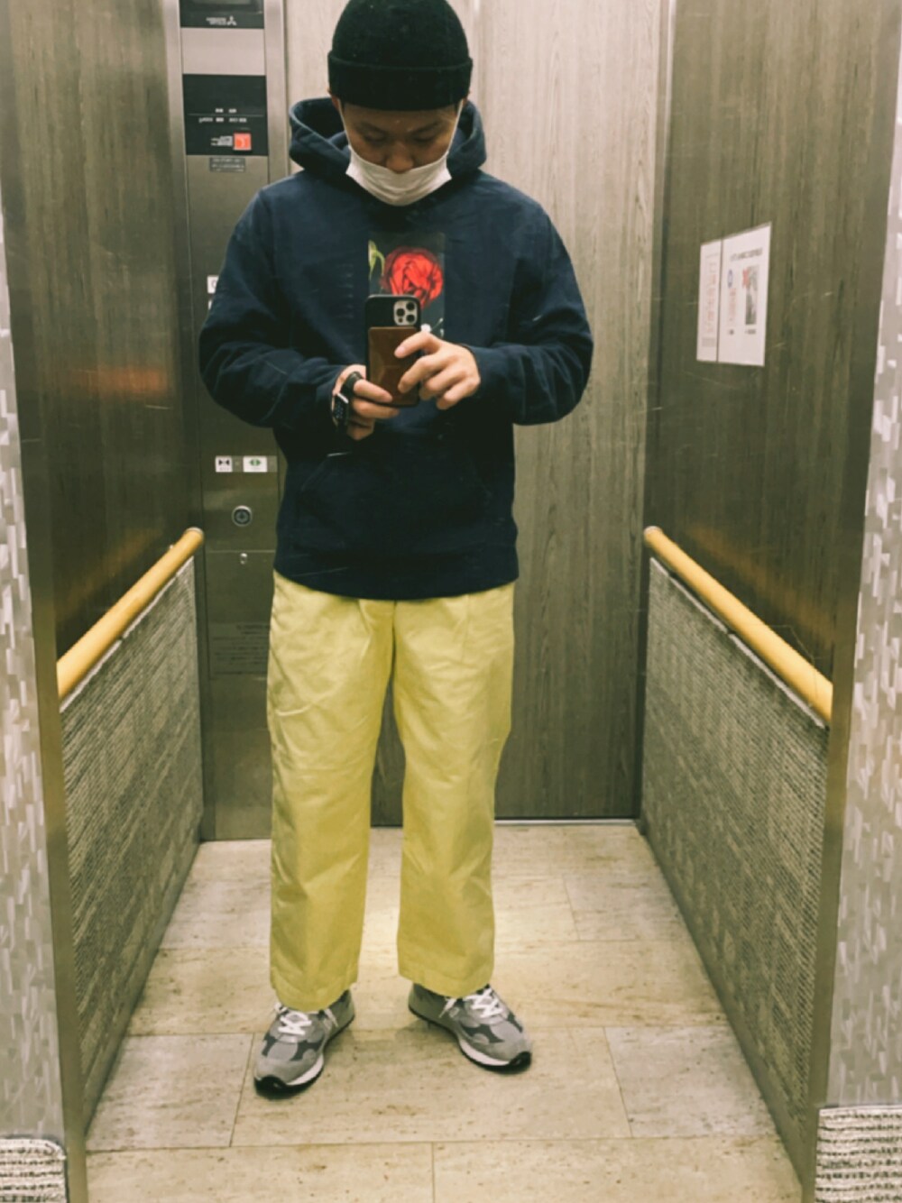 「秋冬コーデ、ストリートコーデ、パーカー、カジュアルコーデ、カラーパンツ、ビーニー」｜「Steven Alanの＜Steven Alan＞ KTRG O/D CLASSIC 1P TAPERED PANTS/パンツ（その他パンツ、ベージュ系）」を使った、takahiroさん（メンズ・170cm）の秋コーディネートの1枚目の写真