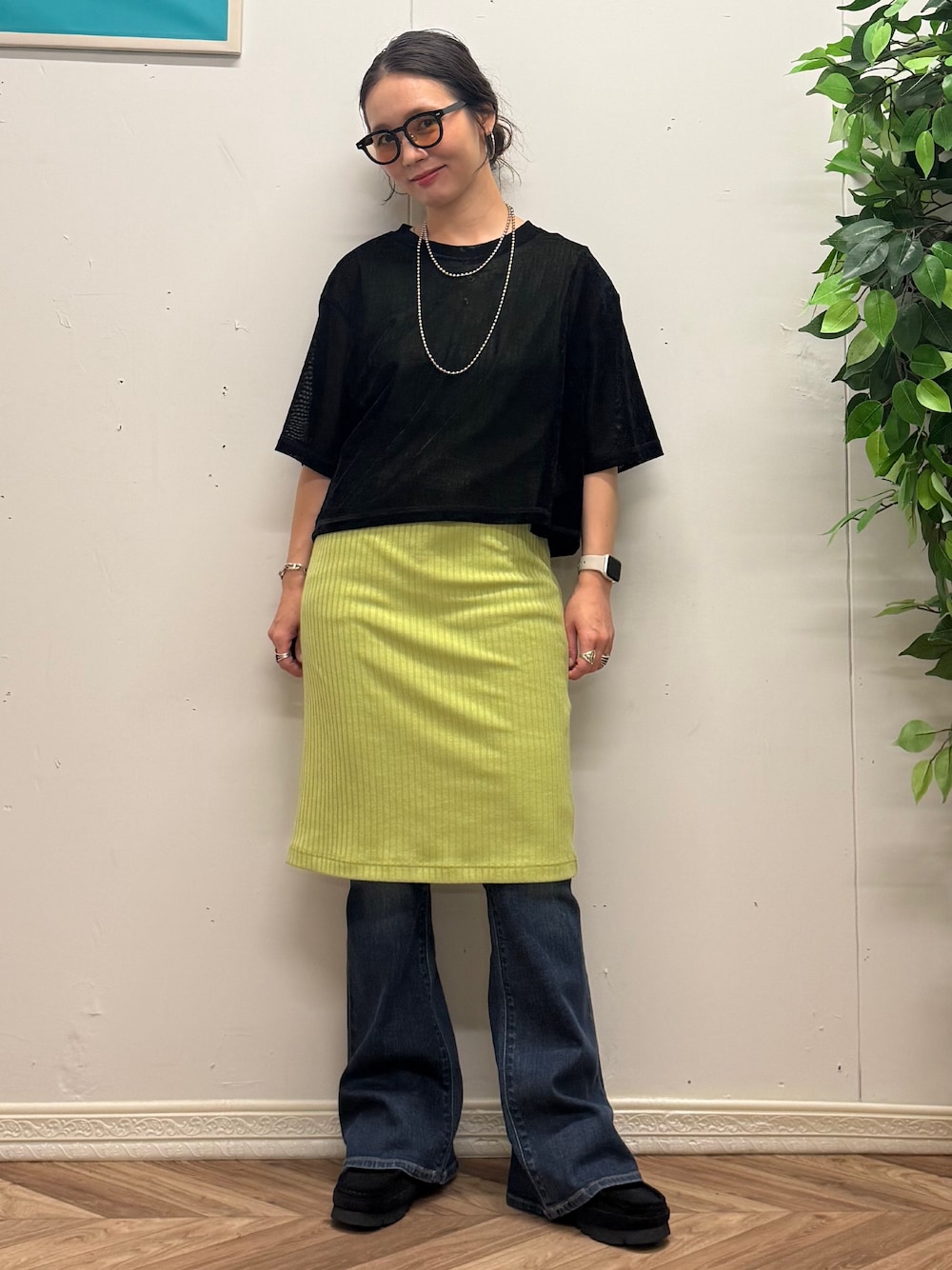 ブラック系のTシャツ/カットソー、ブルー系のその他パンツを着用したレディースの秋コーディネートの1枚目の写真