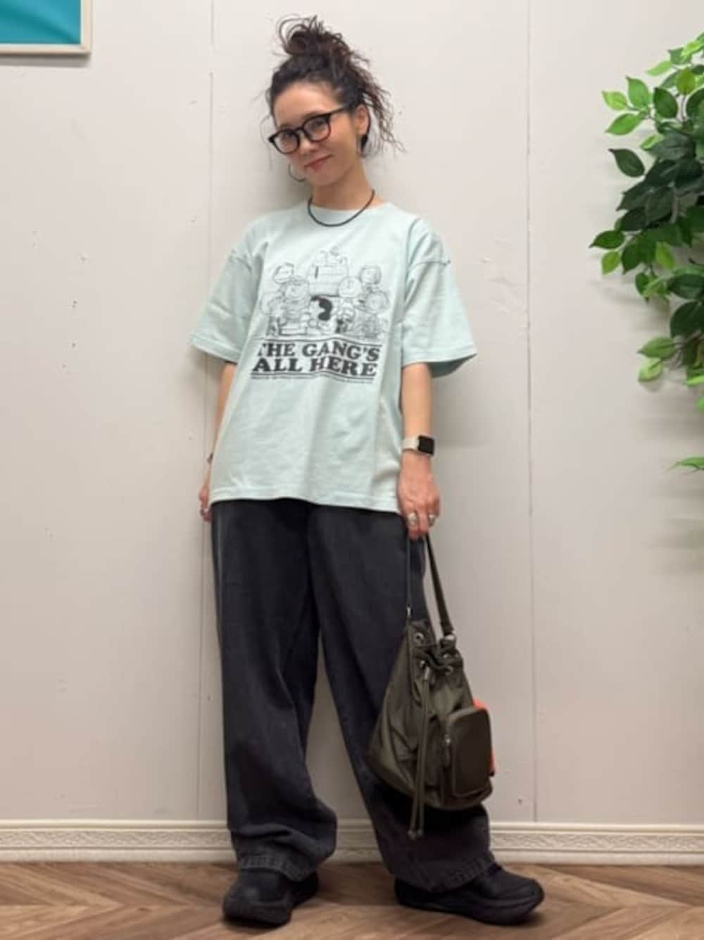 ブルー系のTシャツ/カットソー、ブラック系のサロペット/オーバーオールを着用したレディースの春コーディネートの1枚目の写真