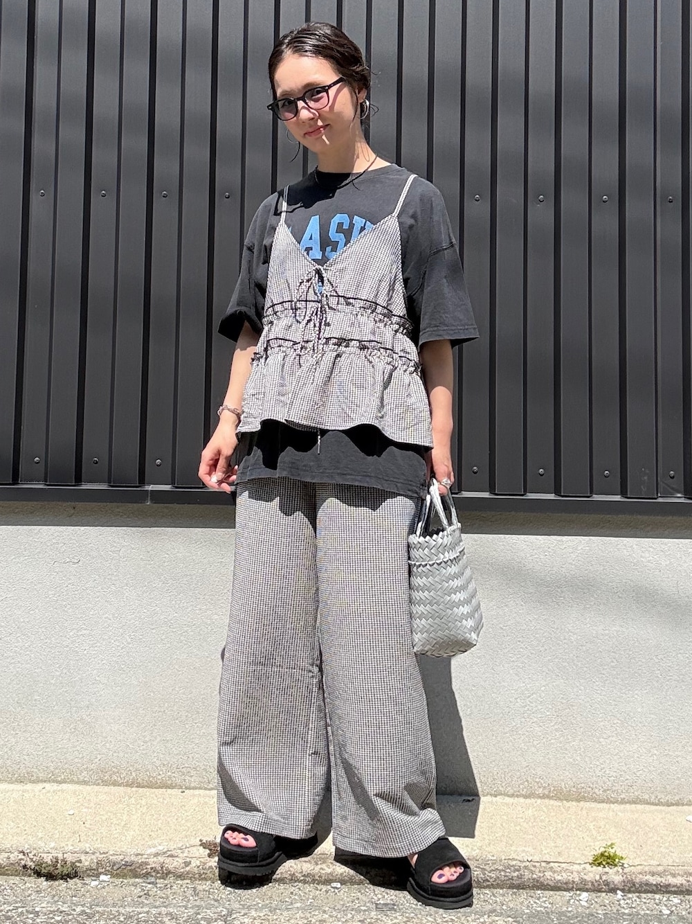 ホワイト系のセットアップ、グレー系のTシャツ/カットソーを着用したレディースの夏コーディネートの1枚目の写真