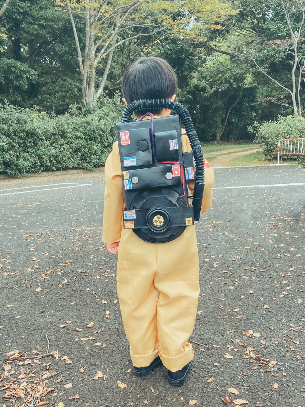 「CONVERSEのアイテム（スニーカー、ブラック系）」を使った、chamiさん（キッズ・110cm）の秋コーディネートの1枚目の写真