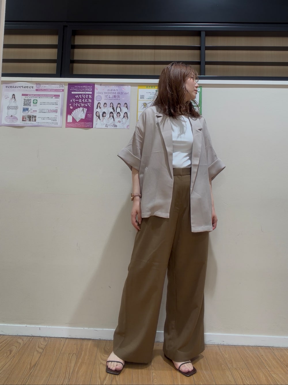 ホワイト系のその他アウター、ホワイト系のTシャツ/カットソー、ブラウン系のその他パンツを着用したレディースの春コーディネートの1枚目の写真