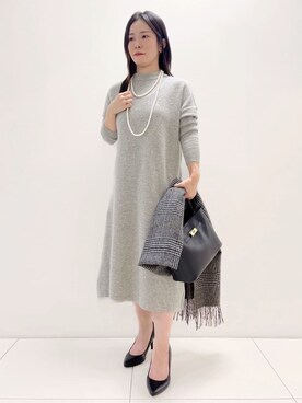 「UNTITLED（アンタイトル）の【ロング丈/ゆったりシルエット】テントライン ニットワンピース（ワンピース、グレー系）」を使った、ukiさん（レディース）の秋コーディネート