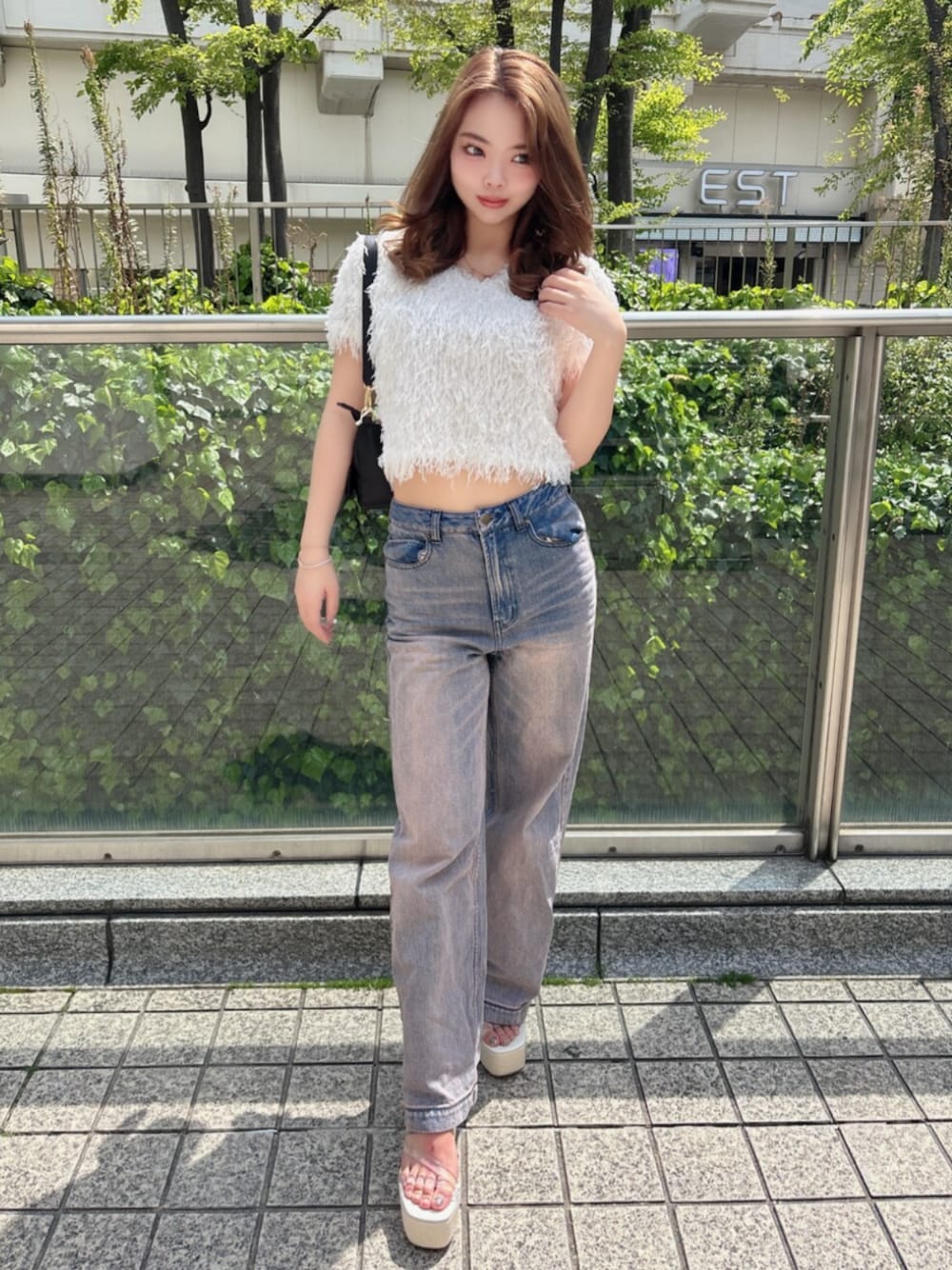 ホワイト系のTシャツ/カットソー、ピンク系のデニムパンツ、ホワイト系のサンダルを着用したレディースの春コーディネートの1枚目の写真