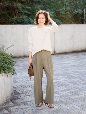 「SLOBE IENA（スローブイエナ）の《4サイズ展開》ベルテット2タックストレートパンツ（スラックス、グリーン系）」を使った、Kamiyaさん（レディース・164cm）の春コーディネート