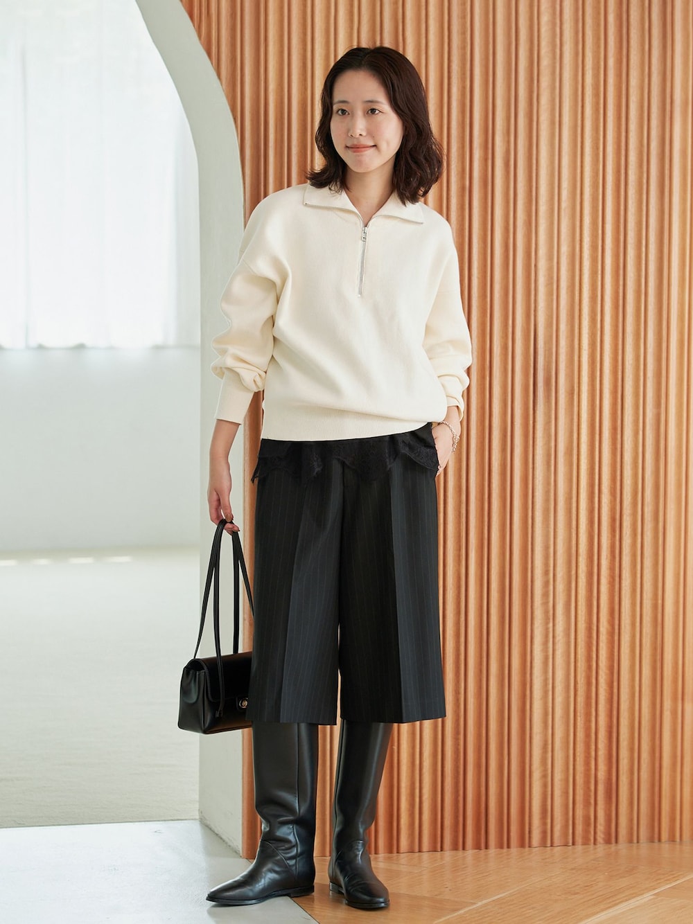 ブラック系のその他パンツ、ブラック系のシャツ/ブラウス、ホワイト系のニット/セーターを着用したレディースの夏コーディネートの1枚目の写真