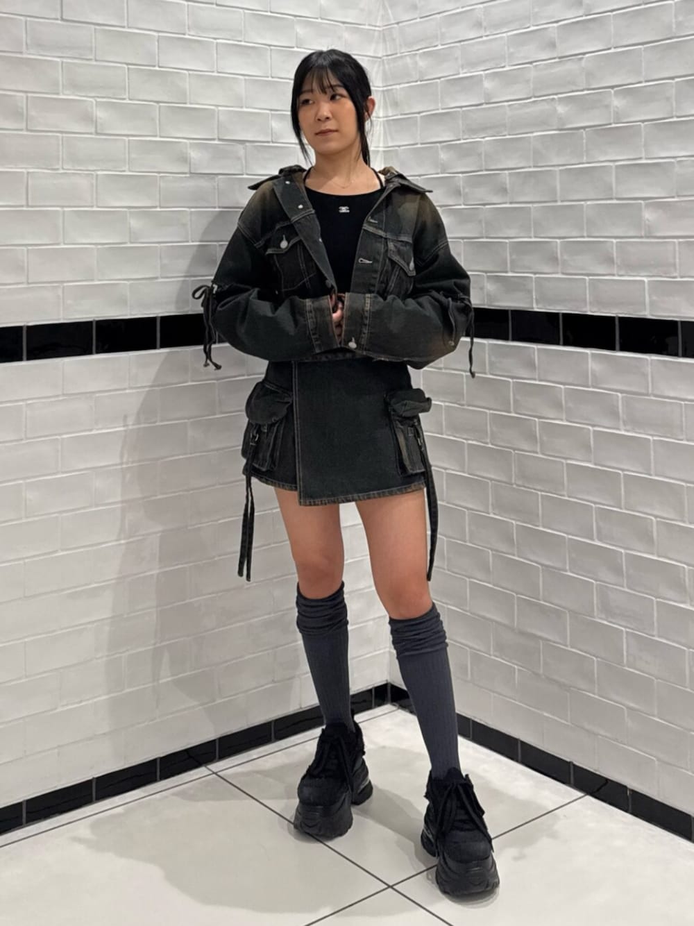 ブラック系のスニーカー、ブルー系のデニムジャケット、ブルー系のその他パンツを着用したレディースの冬コーディネートの1枚目の写真