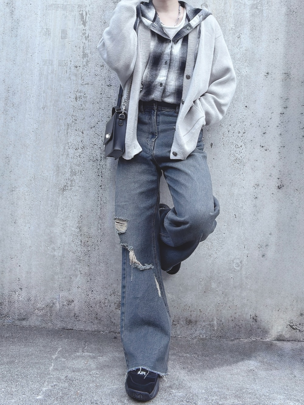 グレー系のカーディガン/ボレロ、ブラック系のシャツ/ブラウス、グレー系のタンクトップを着用したメンズの秋コーディネートの1枚目の写真