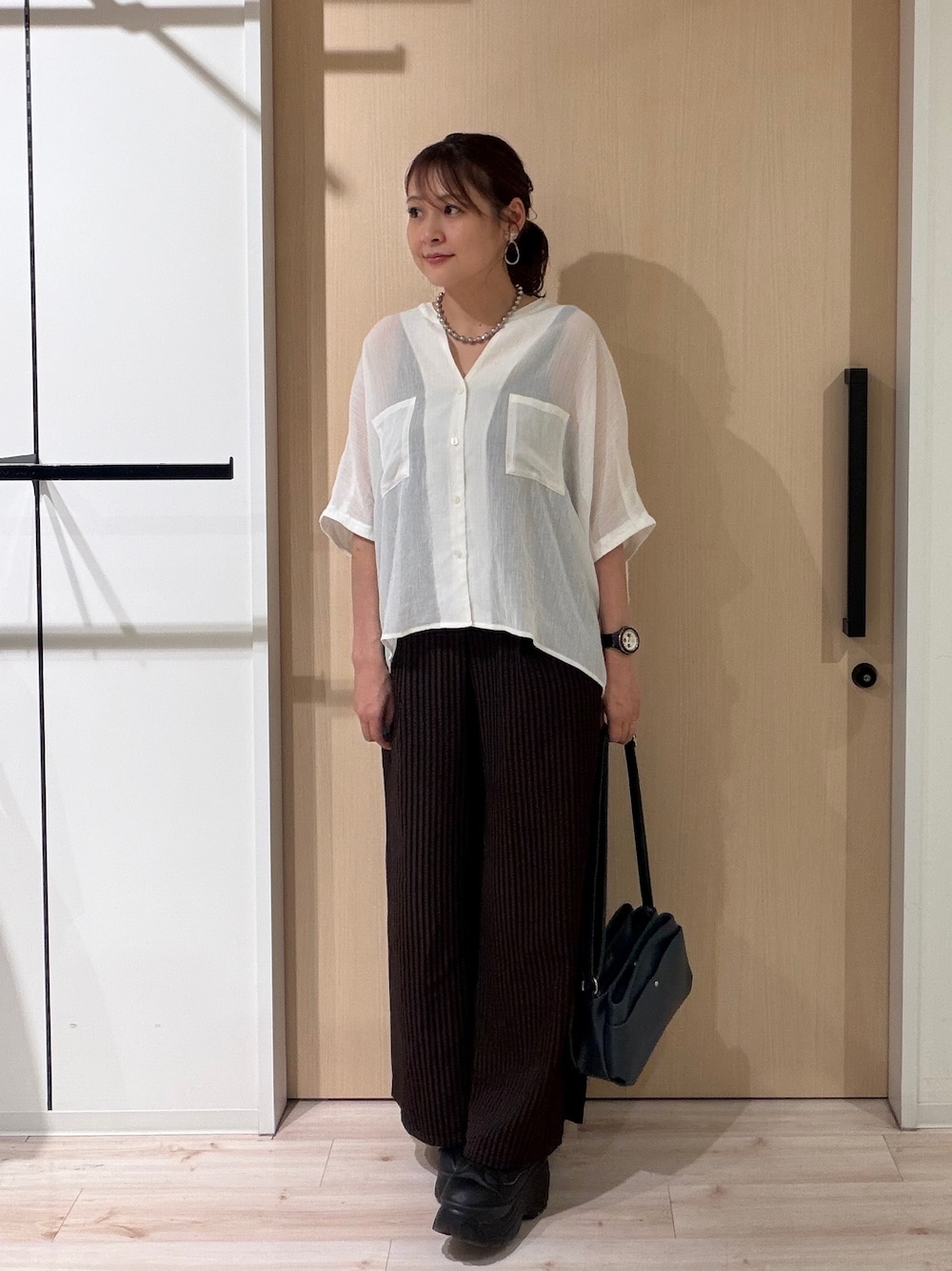 ホワイト系のシャツ/ブラウス、ブラウン系のその他パンツを着用したレディースの夏コーディネートの1枚目の写真