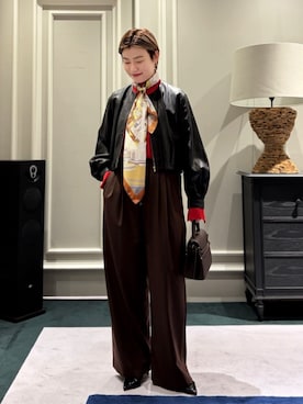 「アイテム（バンダナ/スカーフ、ブラウン系）」を使った、Inoue_TOMORROWLANDさん（レディース・162cm）の秋コーディネート